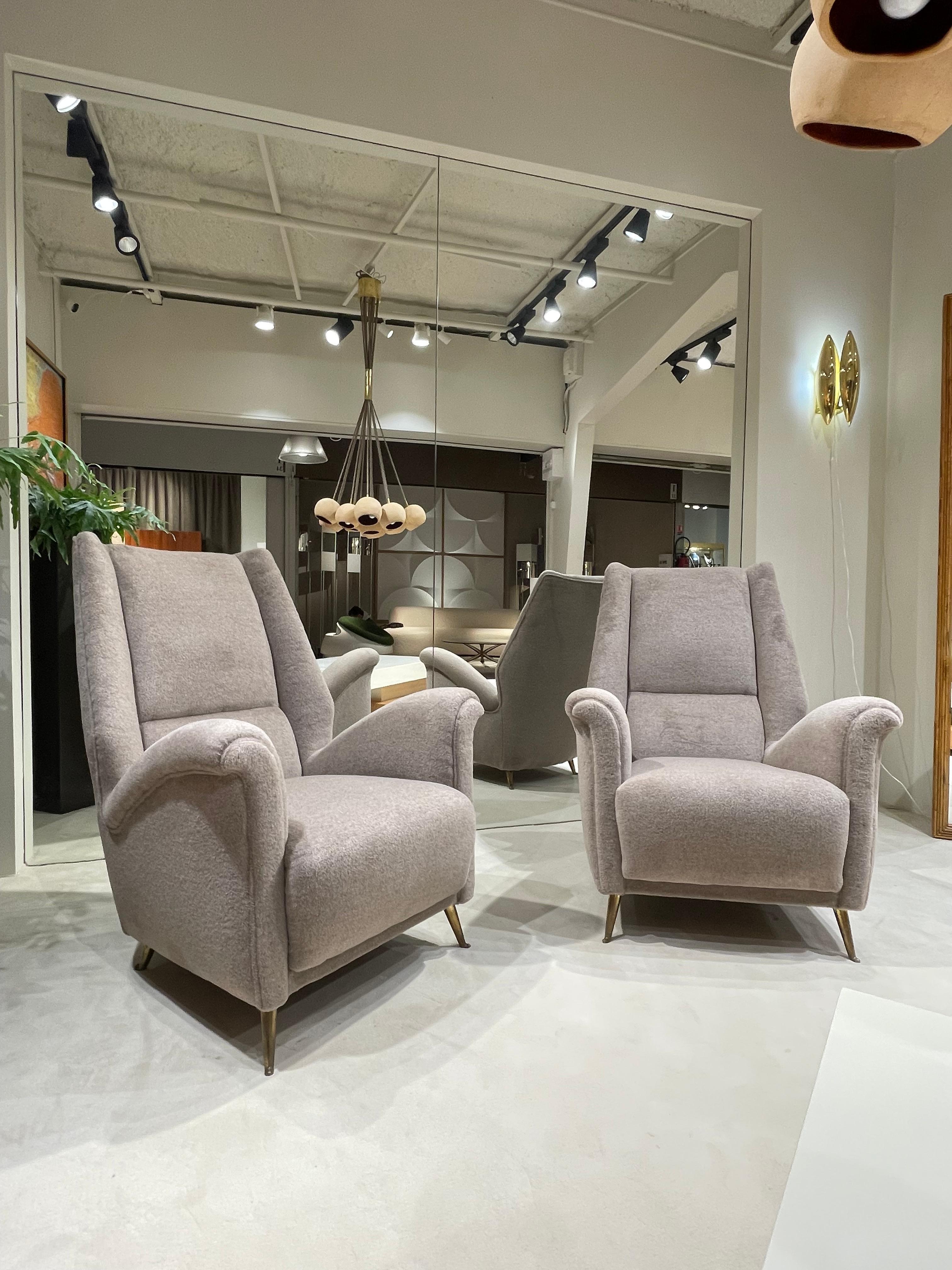 Paire de fauteuils dans le style de l'iconique designer italien Gio PONTI. 70's.
Les fauteuils sont revêtus d'un tissu alpaga de Dedar. Couleur taupe.
Très bon état.

Dimension :  H 103 cm x L 80 cm x P 90 cm
Hauteur du siège : 42 cm