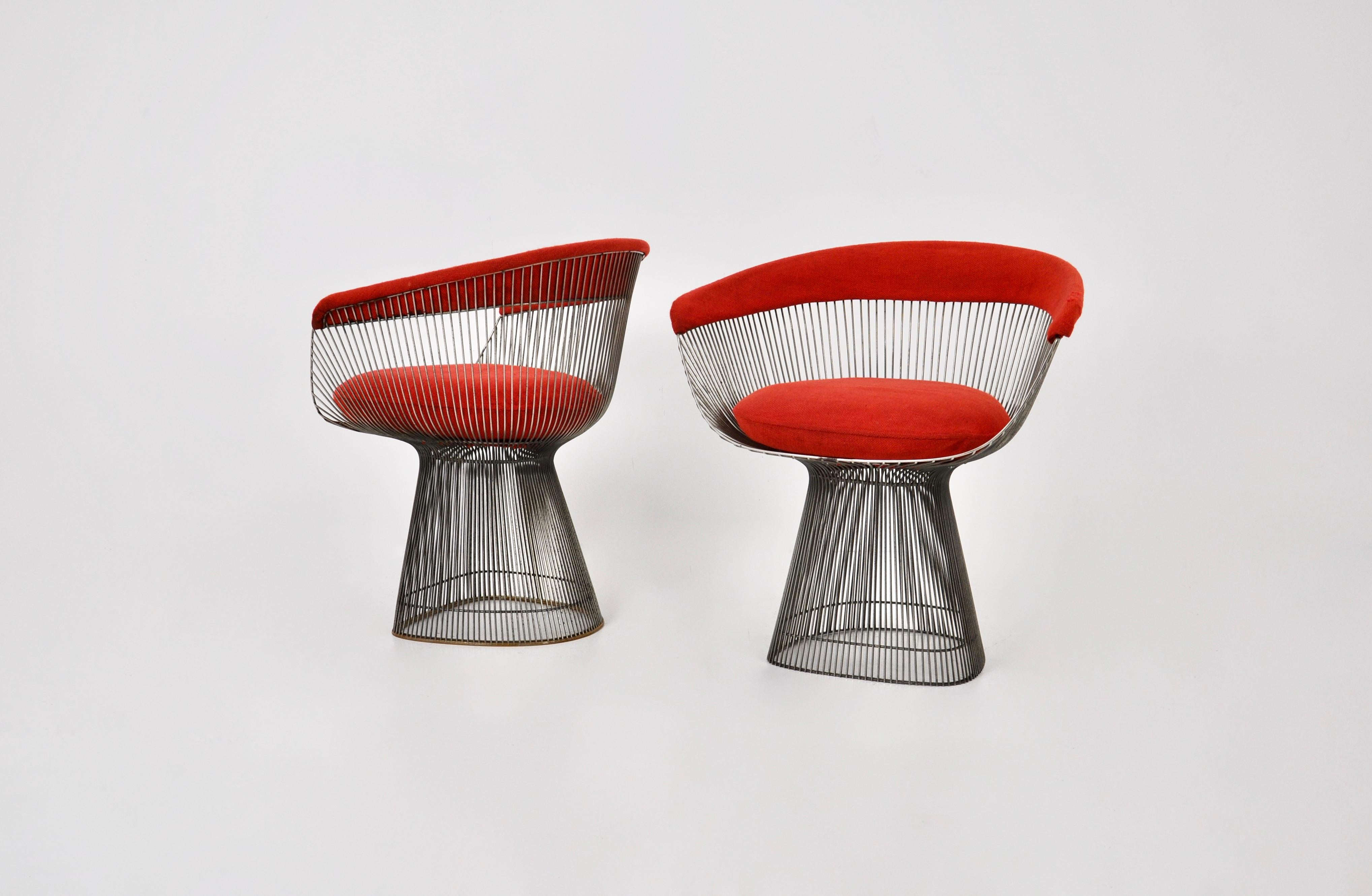 Fauteuil de Warren Platner en métal et tissu rouge d'origine. Édition Knoll. Hauteur du siège : 47 cm. Usure due au temps et à l'âge du fauteuil.