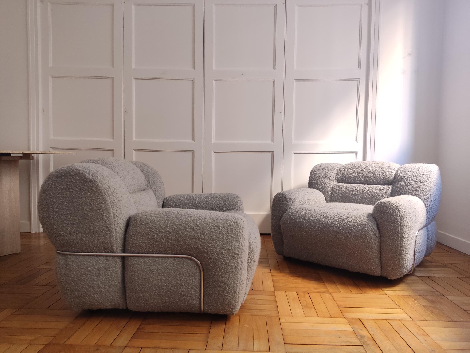 Pair of Italian armchairs from the 70s completely reupholstered with a soft and elegant gray bouclé. These chairs are very comfortable. The rounded shapes and the chrome structure give a lot of character to this Italian pair. The color of the fabric