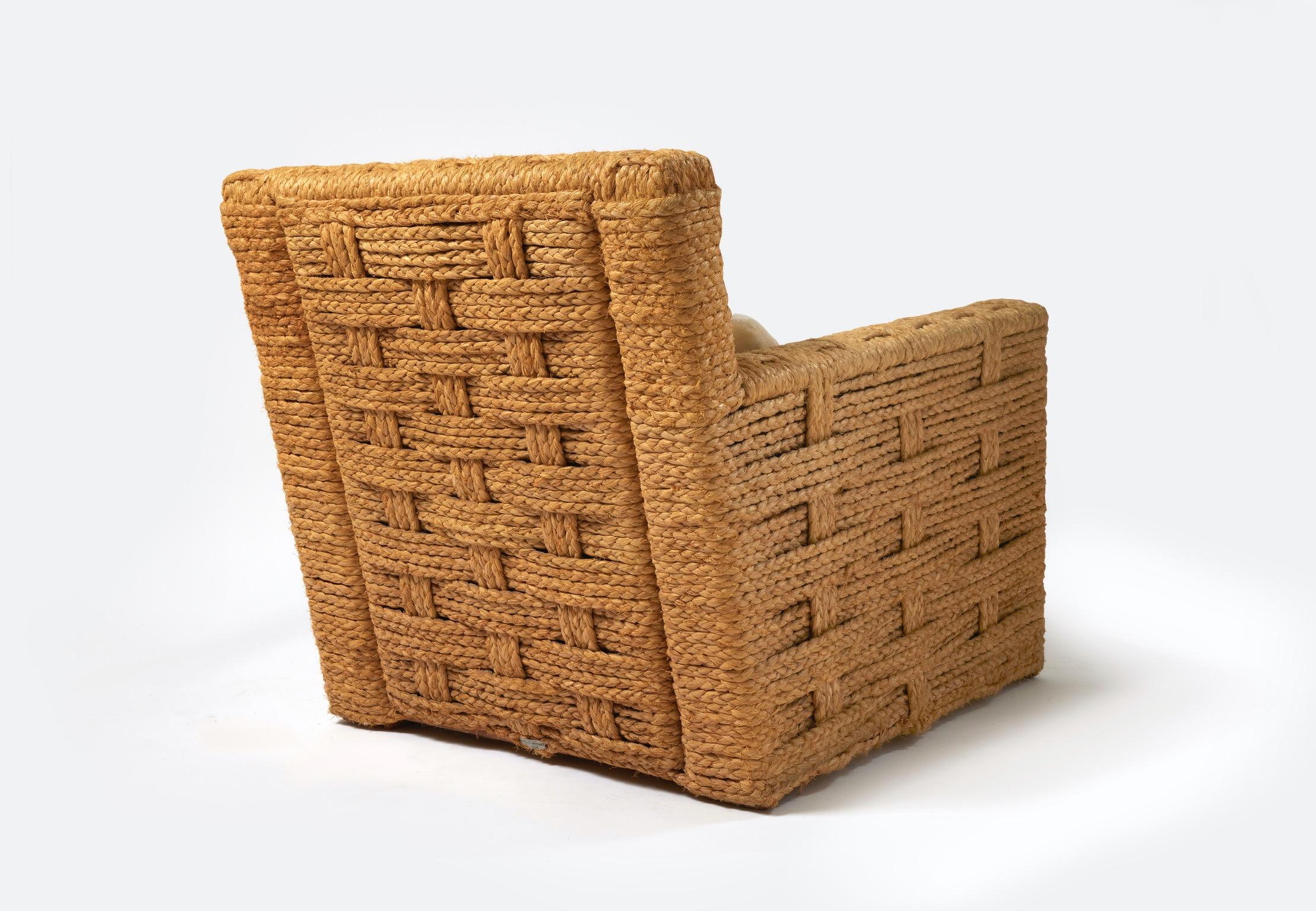Paire de fauteuils en corde tressée, structure en bois avec coussins recouverts de mohair blanc cassé. 

Plaque 