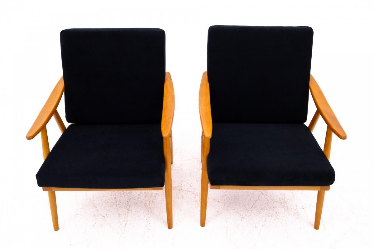 Armchairs from the Czechoslovak TON factory, 1960s.

A minimalist, timeless form will work great in contemporary interiors.

Furniture in very good condition, after professional renovation. The wood has been cleaned and finished with a durable