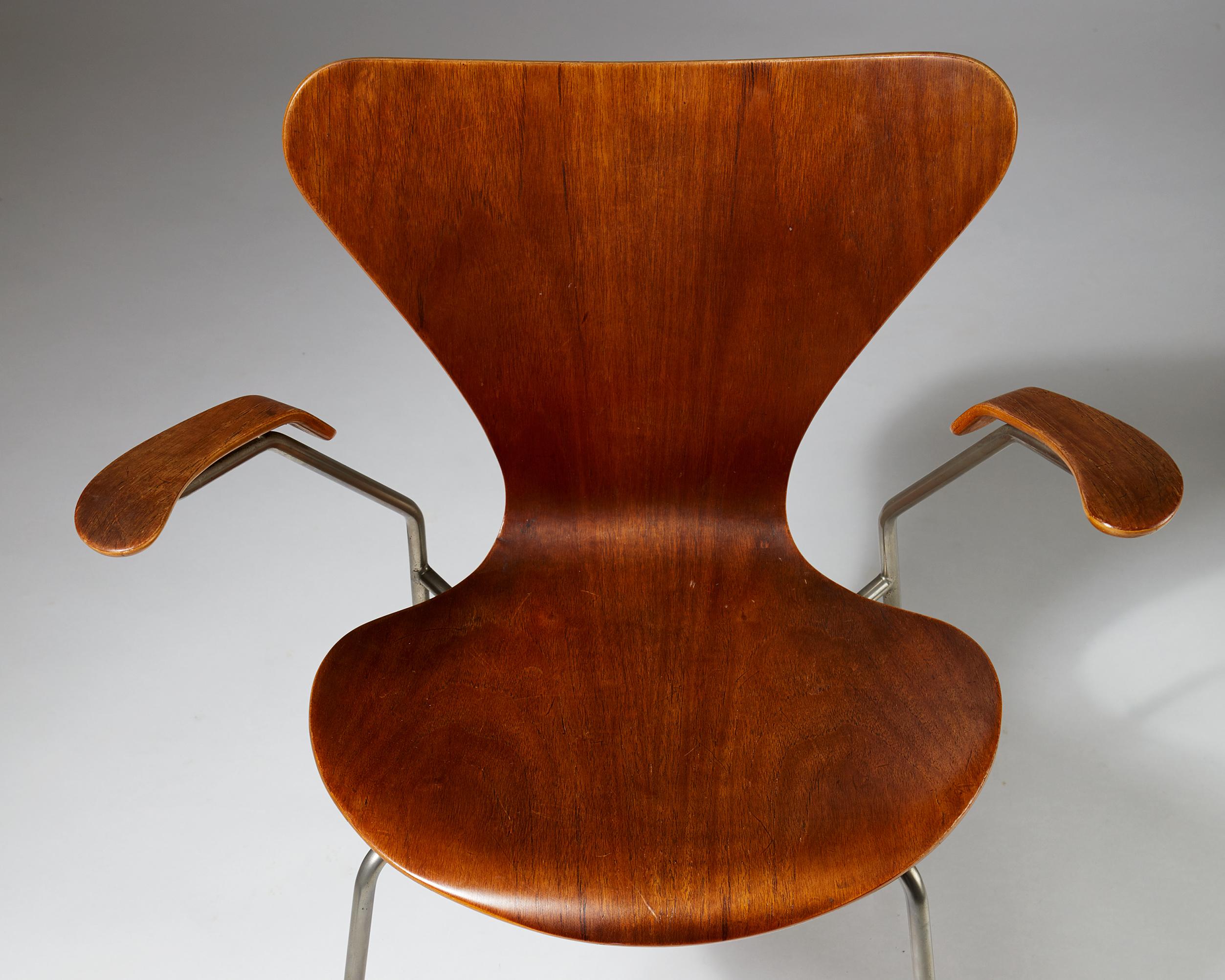 Pair of Armchairs Designed by Arne Jacobsen for Fritz Hansen, Denmark. 1950's.  3
