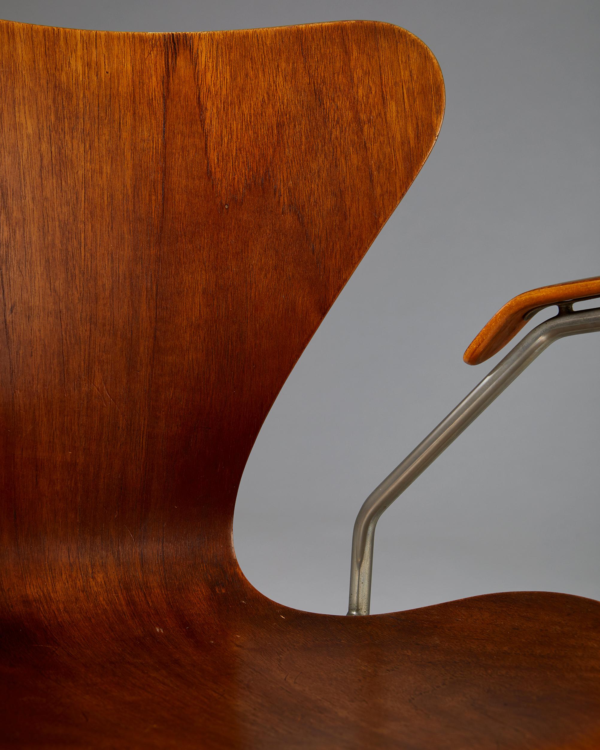 Pair of Armchairs Designed by Arne Jacobsen for Fritz Hansen, Denmark. 1950's.  5