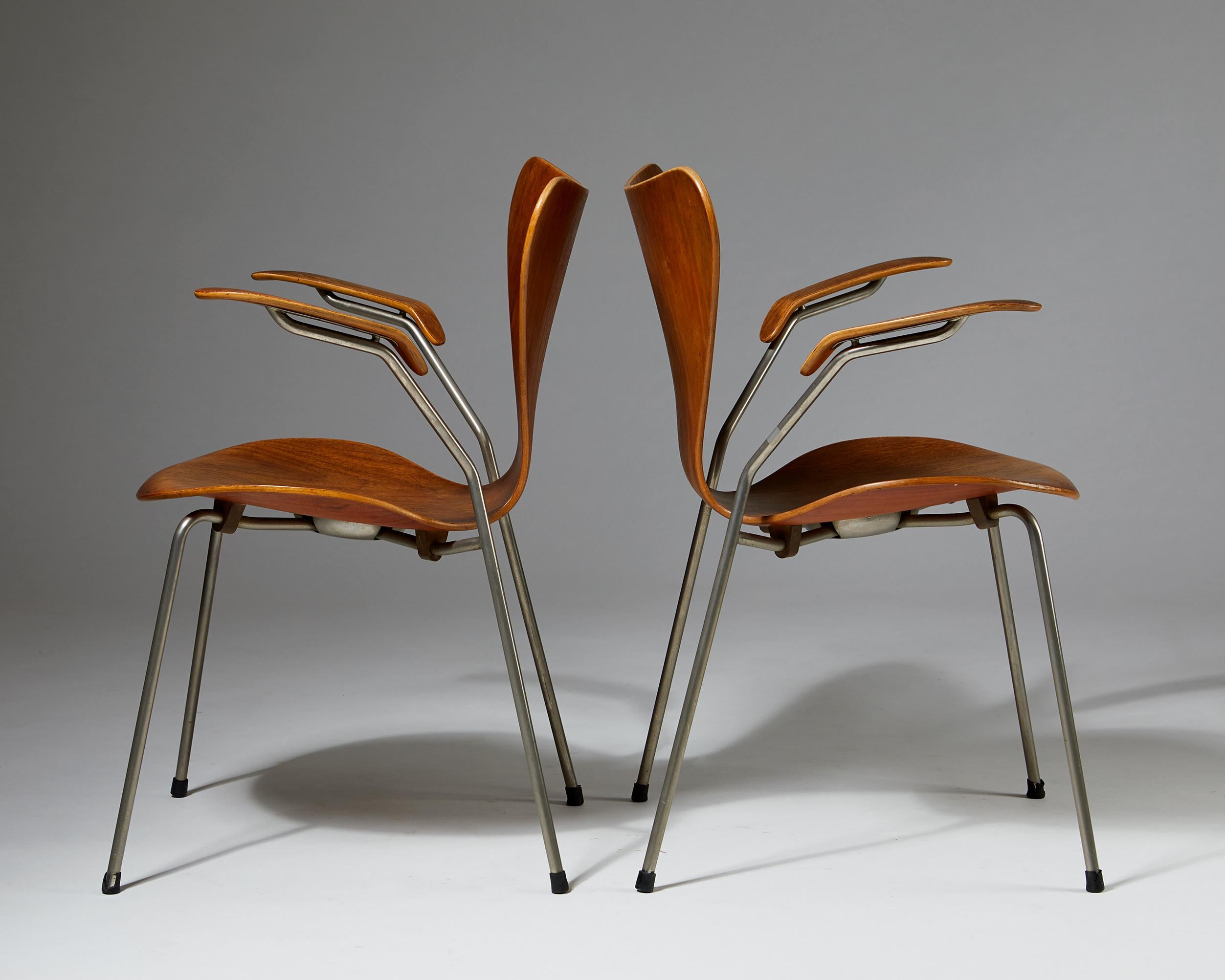 Pair of Armchairs Designed by Arne Jacobsen for Fritz Hansen, Denmark. 1950's.  In Good Condition In Stockholm, SE