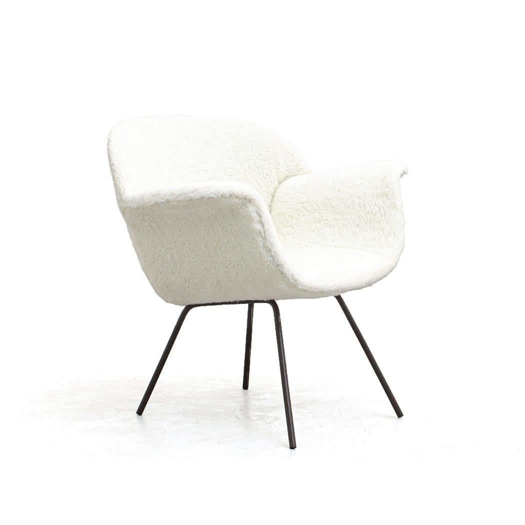 This beautiful pair of armchairs was designed by Carlo Hauner in Brazil. 
They are definitely very elegant pieces with clean lines and a minimalistic shape. Because of the organic shape of the structure, it is super comfortable. The legs of the