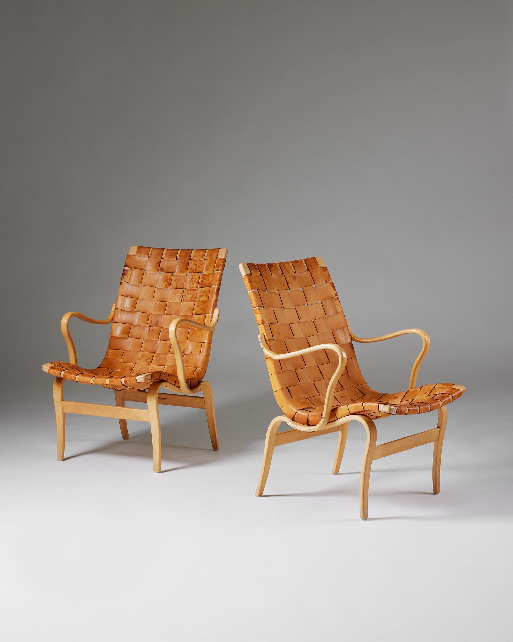 Paar Sessel 'Eva', entworfen von Bruno Mathsson für Karl Mathsson,
Schweden, 1964.

Leder und Birke.

Gestempelt.

Mit seinen charakteristisch geschwungenen Beinen und Armlehnen ist das ikonische Stuhlmodell 
