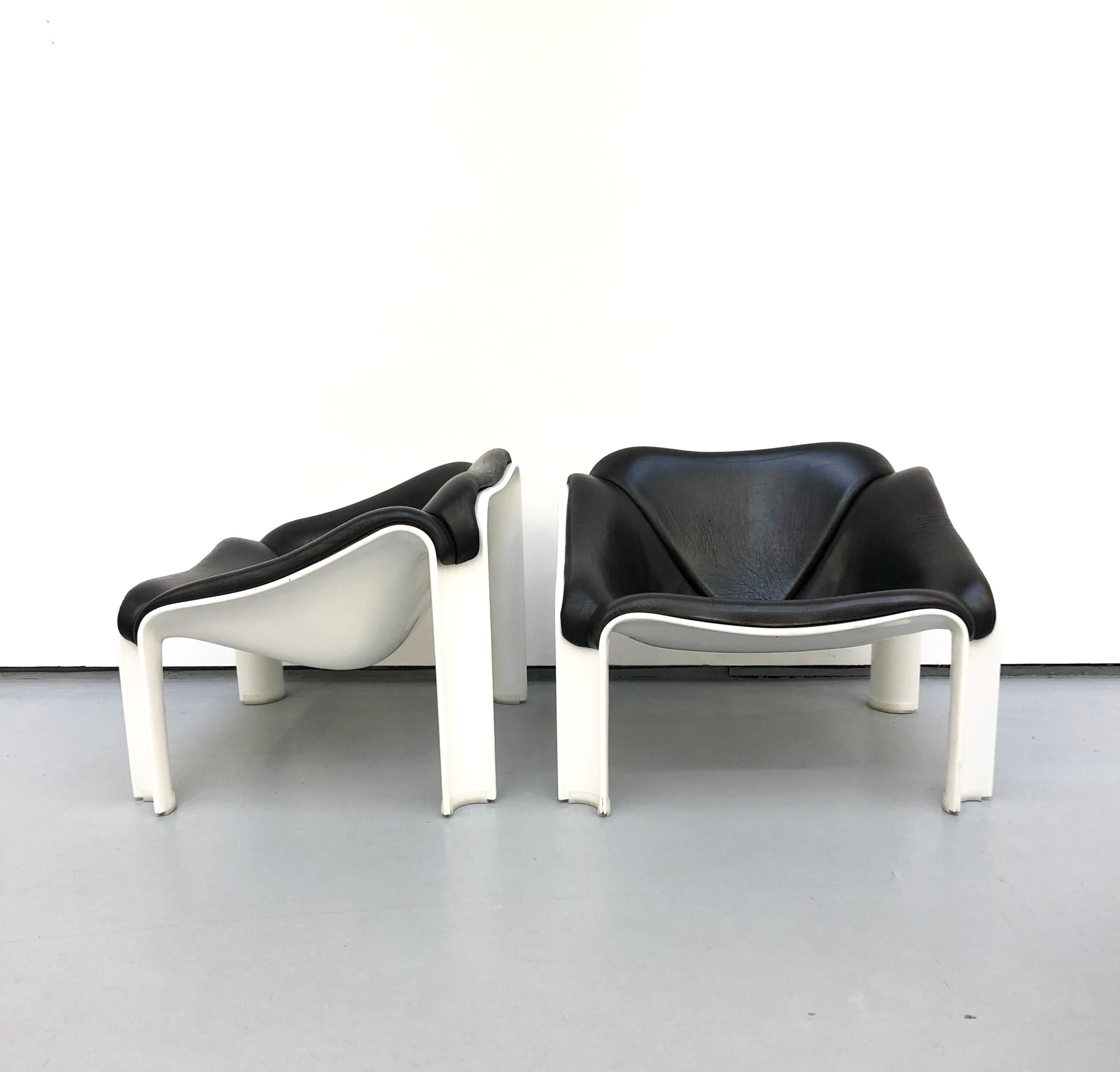 Pierre Paulin designed the F300 chair in 1964 for Artifort (Netherlands). The F300 series by Pierre Paulin is made of a molded polyurethane shell. The legs are protected by transparent PVC caps. This chair has a free inlay shell that is upholstered