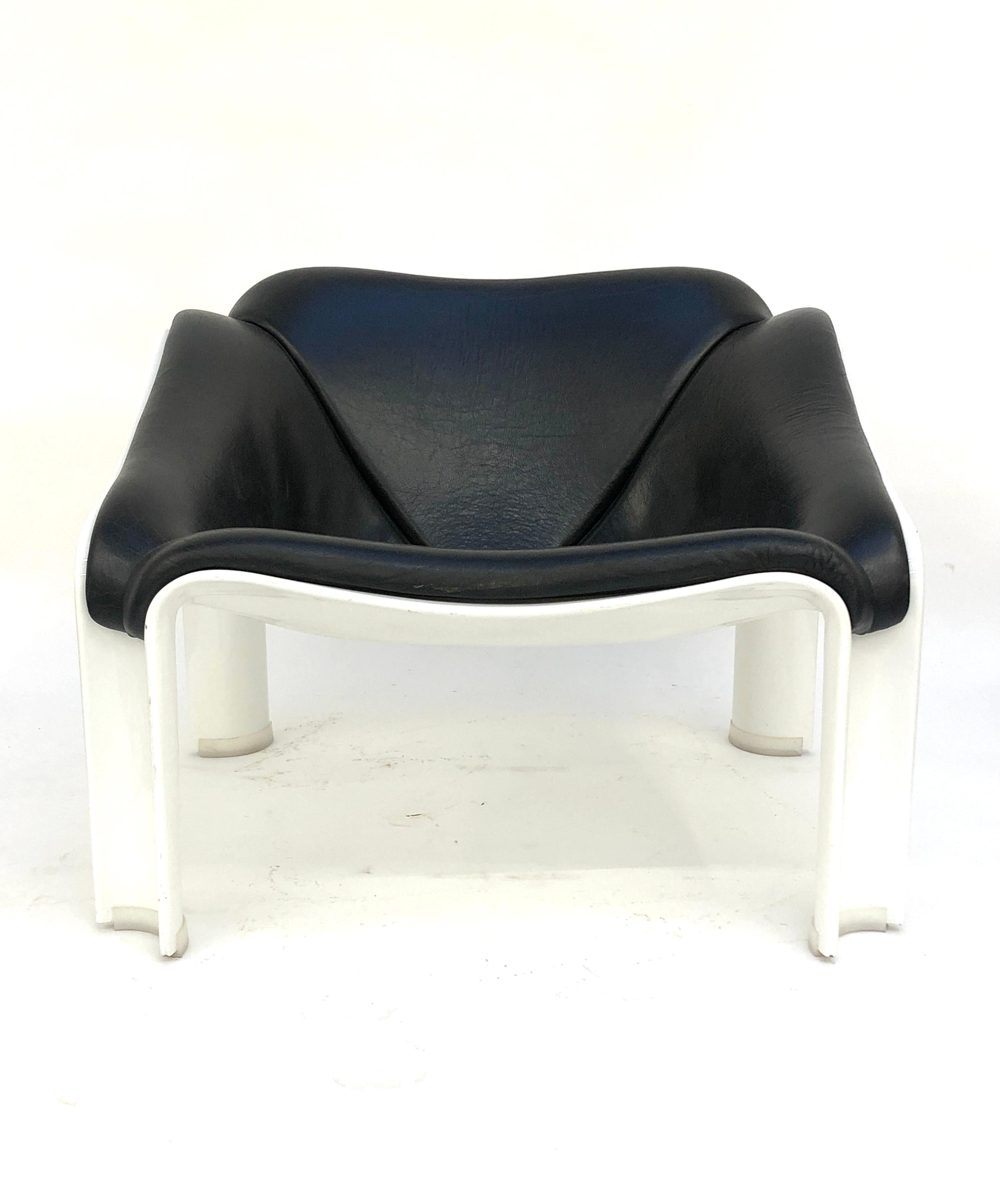 Imitation cuir Paire de fauteuils F300 de Pierre Paulin en vente