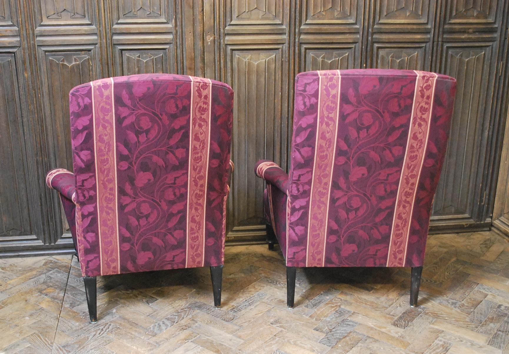 Hutton-Clarke Antiques a le plaisir de présenter une splendide paire de fauteuils Napoléon III, fabriqués vers 1860. Ces chaises exquises sont revêtues avec goût d'un tissu violet d'une teinte royale, qui complète admirablement leur