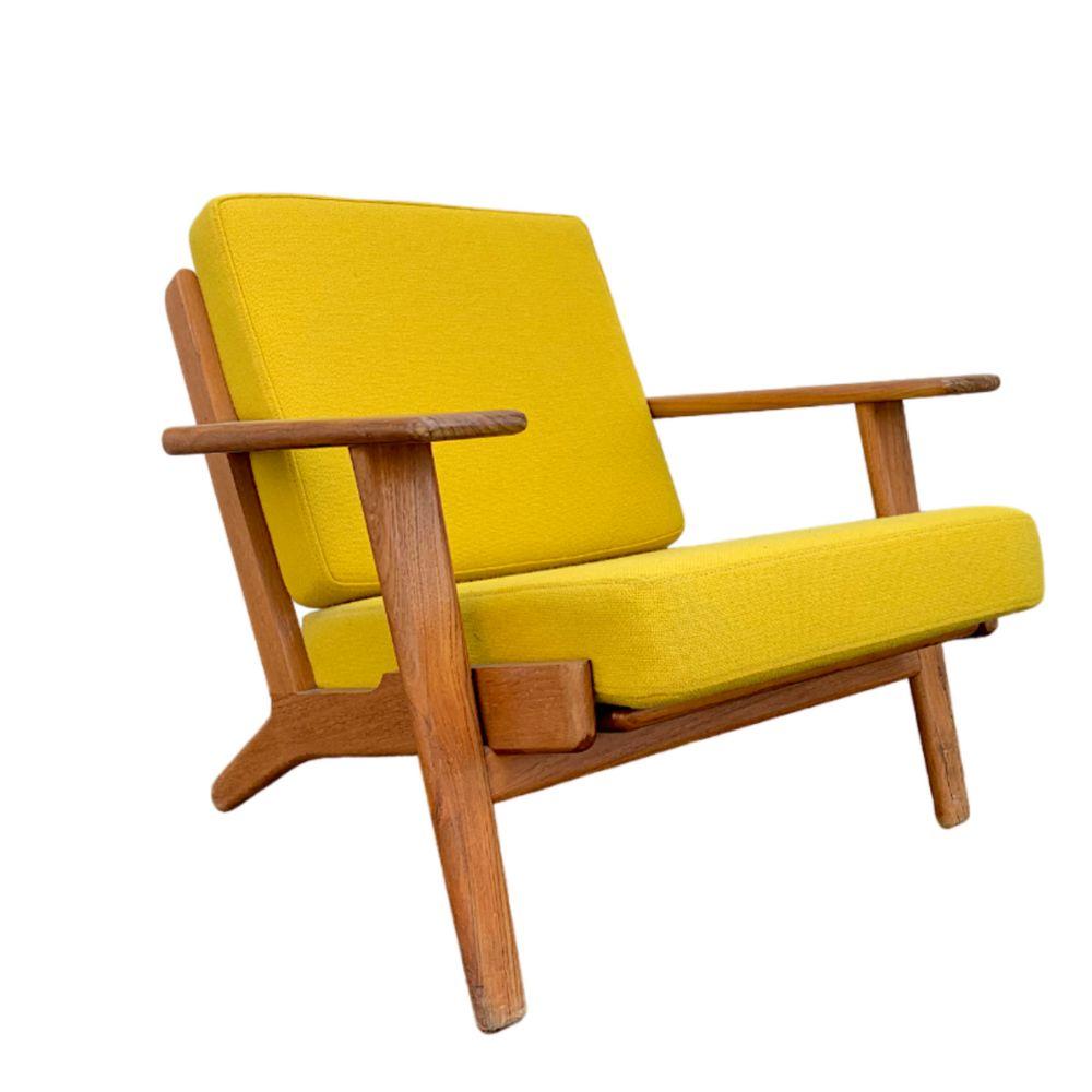 Chêne massif, assise en laine
 80 x 75 x 85 cm