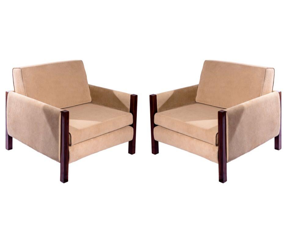 Una coppia audace e architettonica che cattura la padronanza di Sergio Rodrigues in fatto di volume, proporzioni e comfort. I solidi montanti in jacarandá incorniciano una generosa seduta e uno schienale imbottiti, creando un dialogo tra chiarezza