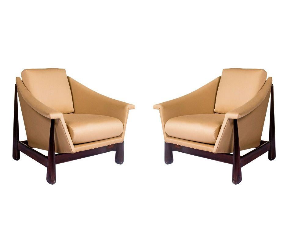 Prodotta dal celebre laboratorio di Rio de Janeiro Decorações Fátima, questa coppia di poltrone riflette la raffinatezza e l'equilibrio che hanno definito il design brasiliano di metà secolo. La forma avvolgente, con lo schienale dolcemente curvo e