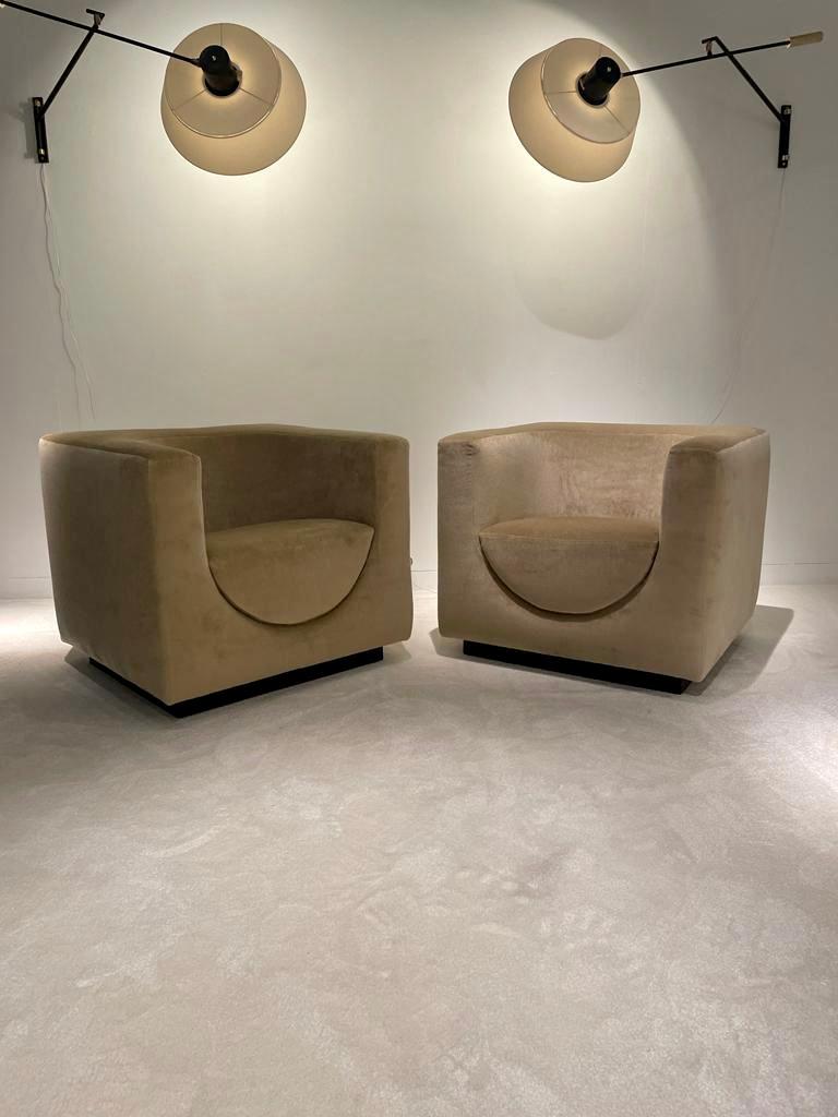 Pair of velvet armchairs from 1970-80
in the style of Bernard Govin.
 