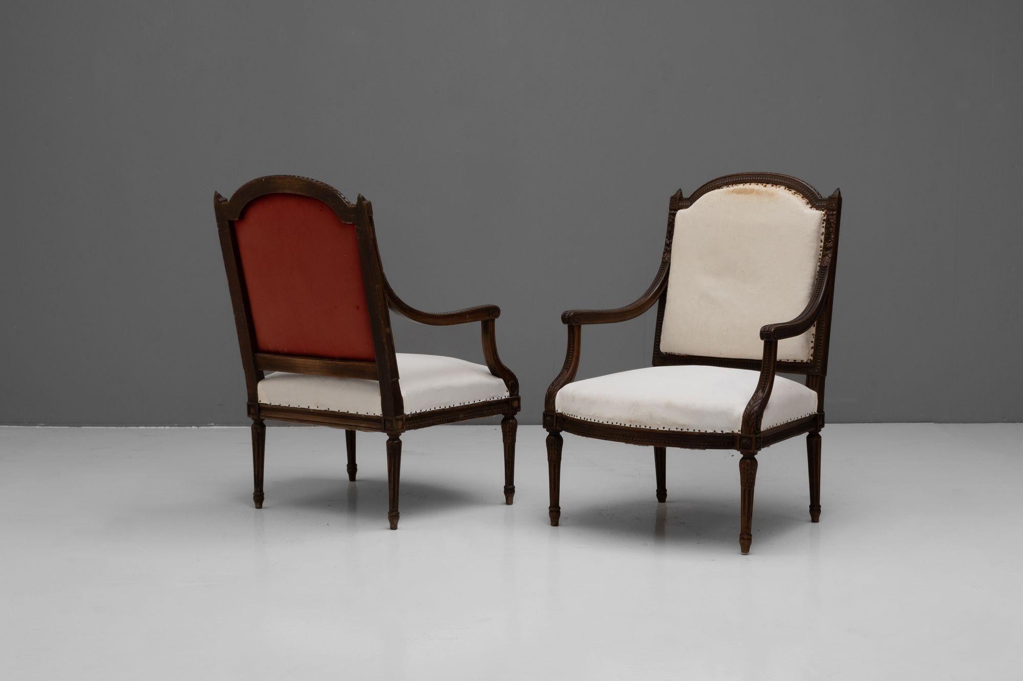 Paire de fauteuils ouverts en noyer sur pieds cannelés. Circa 1880.
H 101cm x L 70cm x P 74cm