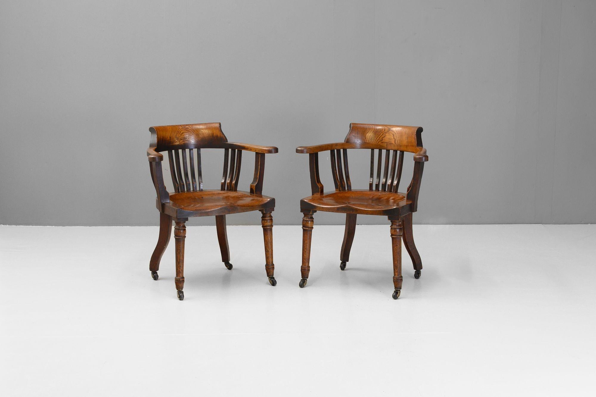 Coppia di poltrone in Oak su gambe tornite e rotelle originali. Circa 1890


H. H. 82cm (SH 45cm) x L. 72cm x P. 59cm