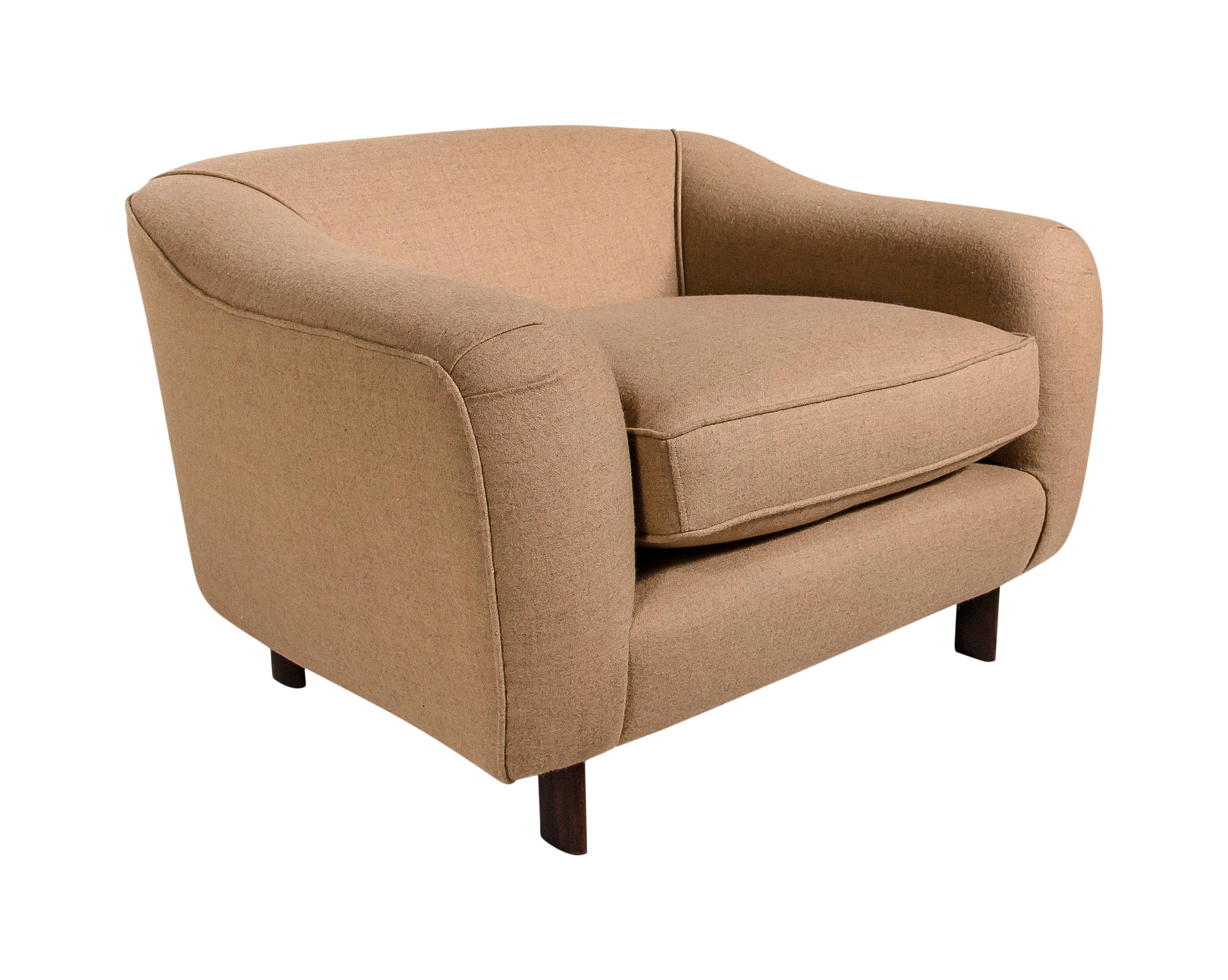 Una variante delle celebri poltrone curve di Tenreiro, questo pezzo degli anni '60 perfeziona la forma in un volume più compatto e architettonico. La geometria ammorbidita dei braccioli e dello schienale abbraccia la persona che si siede in un gesto