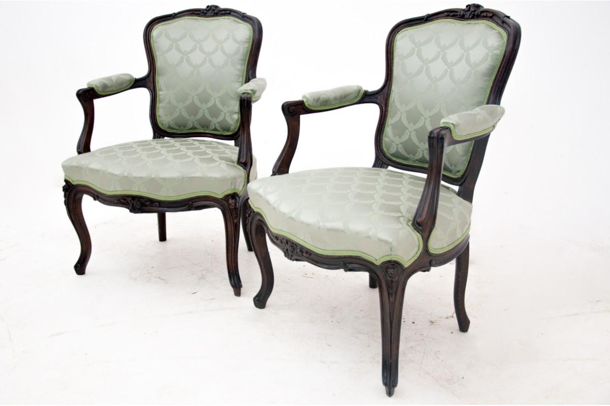 Pair of armchairs, France, circa 1870.

Very good condition, after renovation and replacement of upholstery.

Wood: oak

dimensions: height 88 cm seat height 42 cm width / 62 cm depth 54 cm