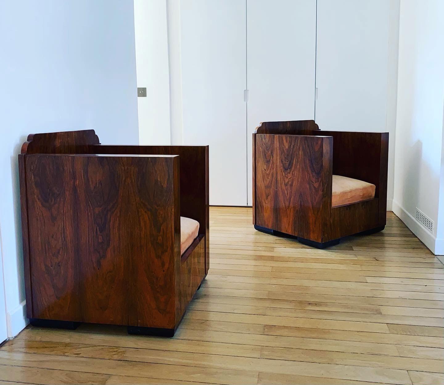 Sehr schönes Paar Art-Déco-Sessel, die Michel Dufet zugeschrieben werden. Rio-Furnier, Sitz aus Seidenbrokat der Zeit. Sehr guter Erhaltungszustand.