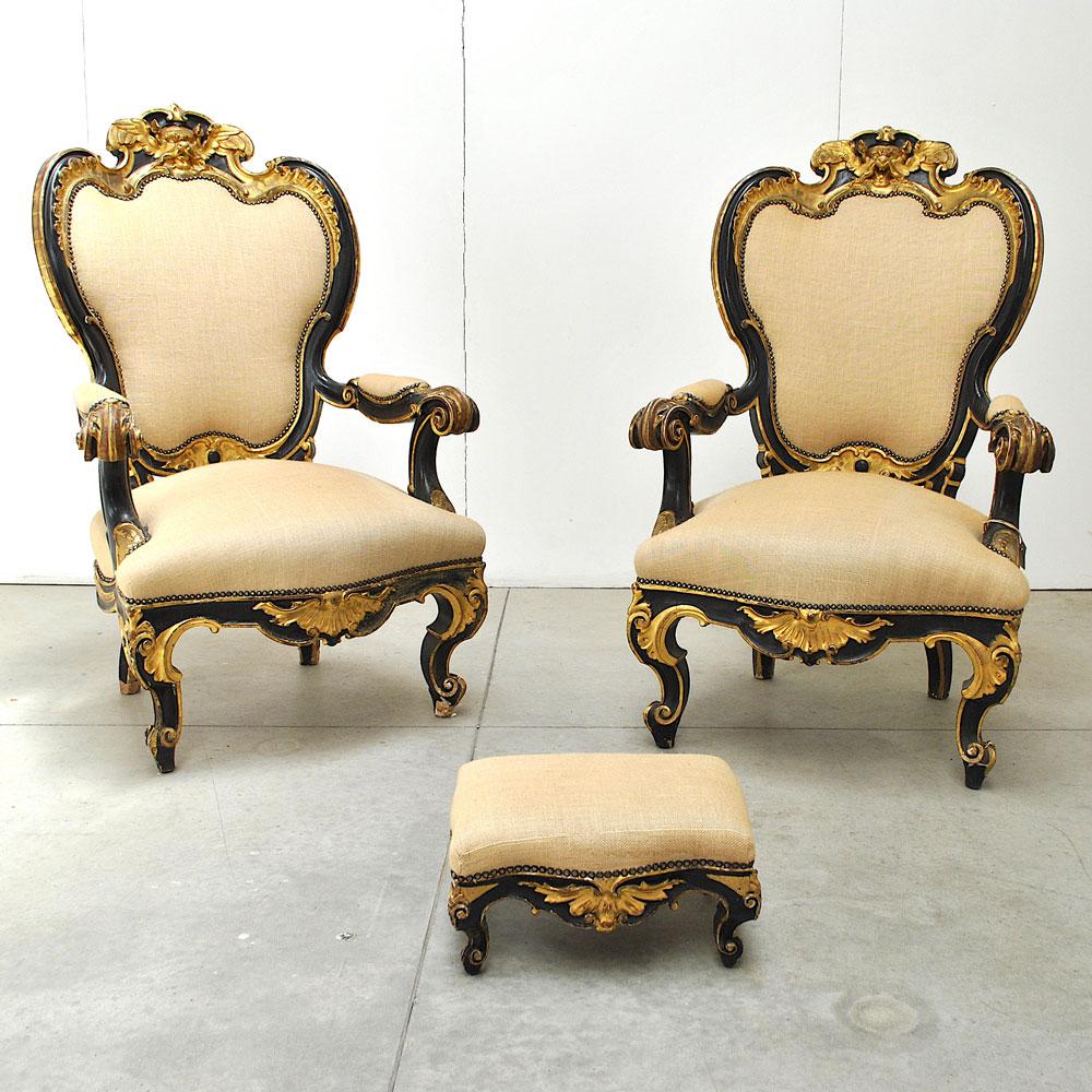 Potente coppia di poltrone, con un piccolo pouf, della metà del XIX secolo in lacca nera e oro zecchino lavorato in pietra d'agata, preziosa manifattura veneziana.
Le dimensioni del pouf ottomano sono in cm H. H. 20, P. 29, L. 38.
