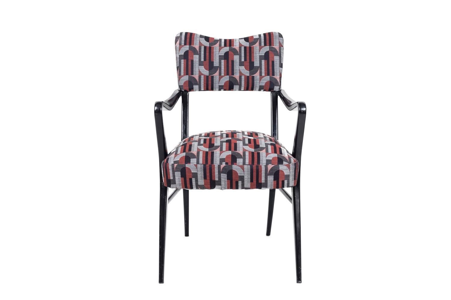Ico Parisi, im Stil von.

Paar Sessel aus schwarz lackiertem Holz auf vier spitz zulaufenden und geneigten Beinen, die durch zwei seitliche Bänder miteinander verbunden sind. Gebogene Form der Armlehnen. Hohe Rückenlehne und Sitzfläche, bezogen