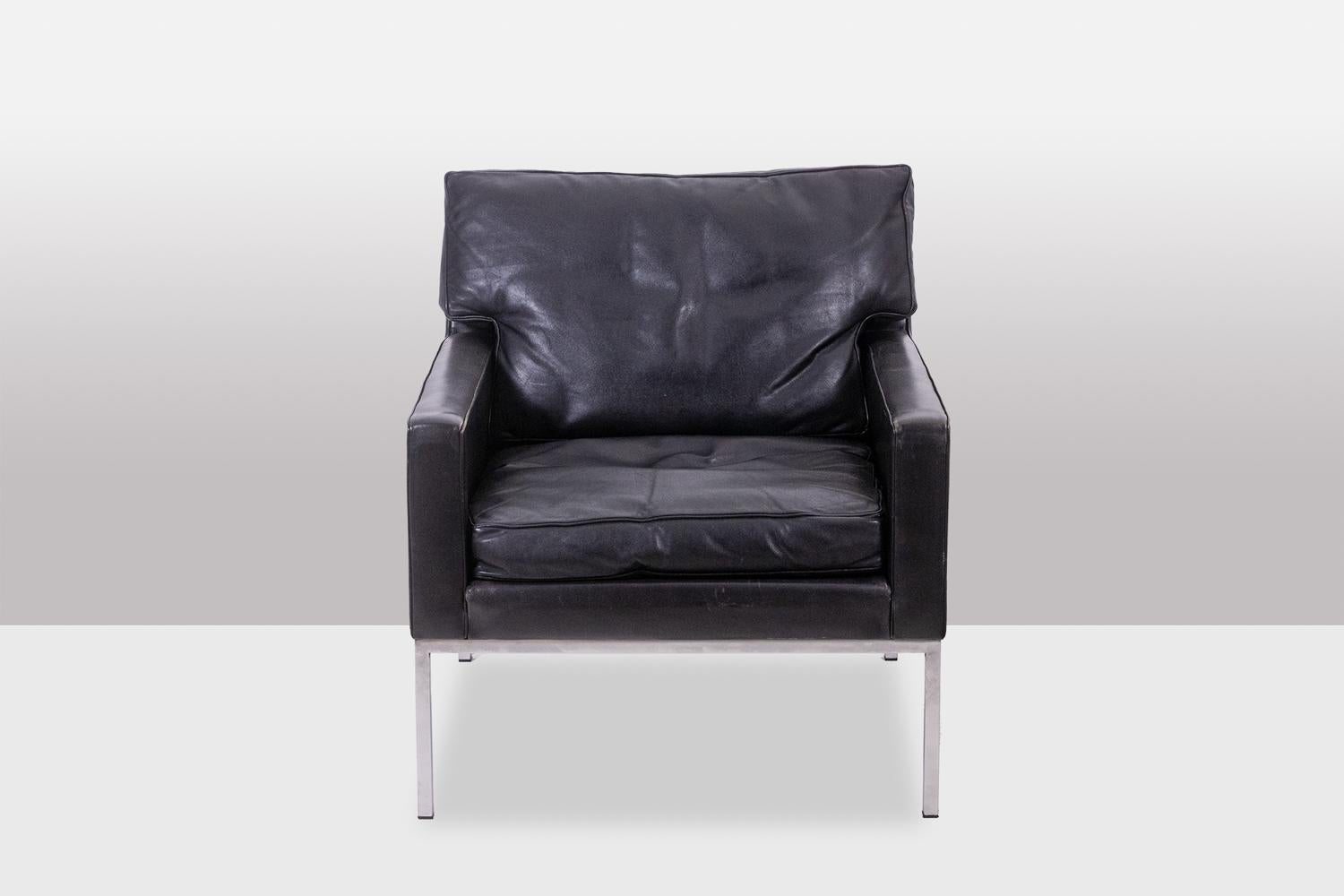 Pair of armchairs, the seat and back in black leather resting on a chrome metal base.
French work realized in the 1970s.

Dimensions: H 76 x W 70 x D 74 cm

Reference: LS61441453J