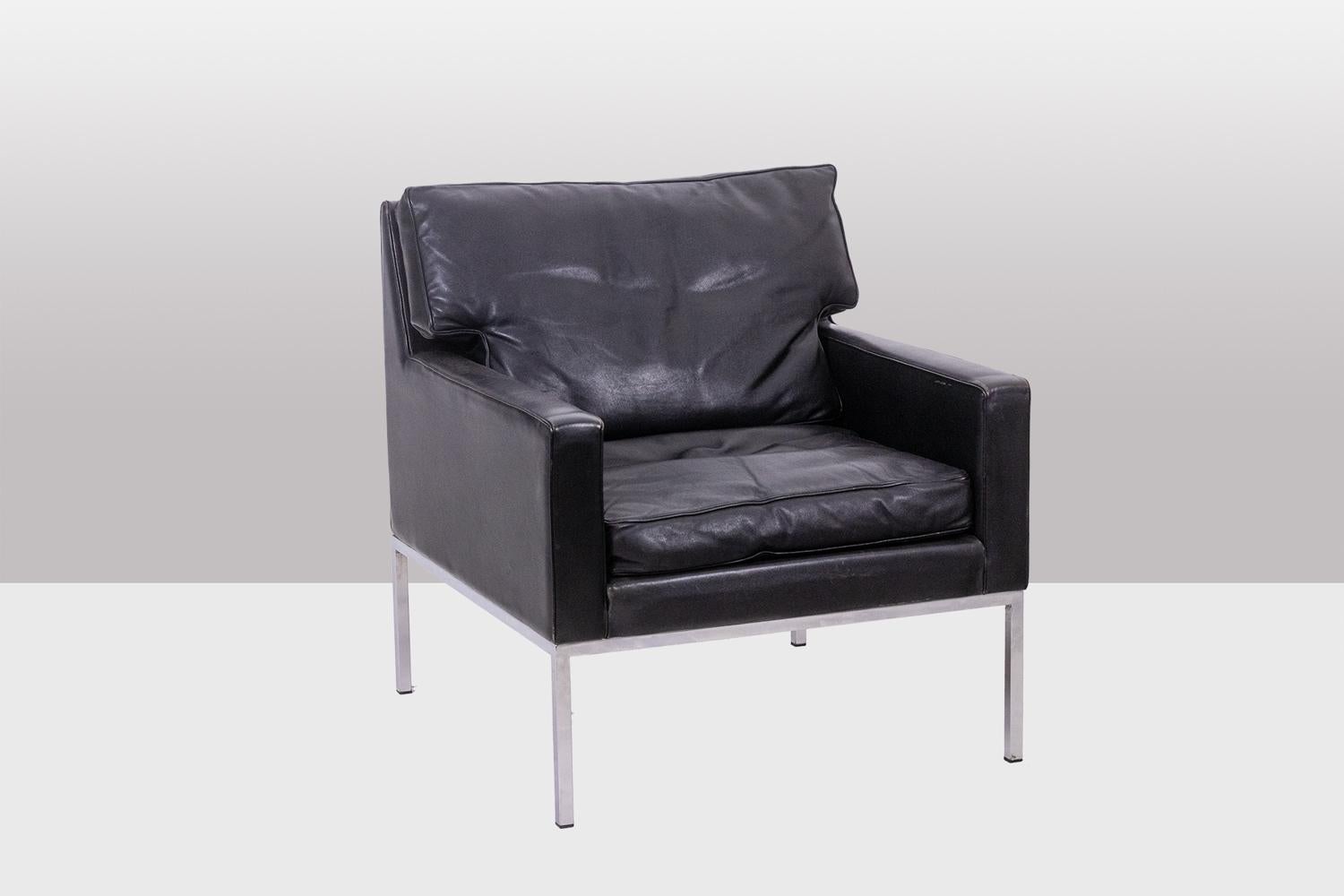 French Pair of armchairs in black leather and chrome metal. 1970s. For Sale