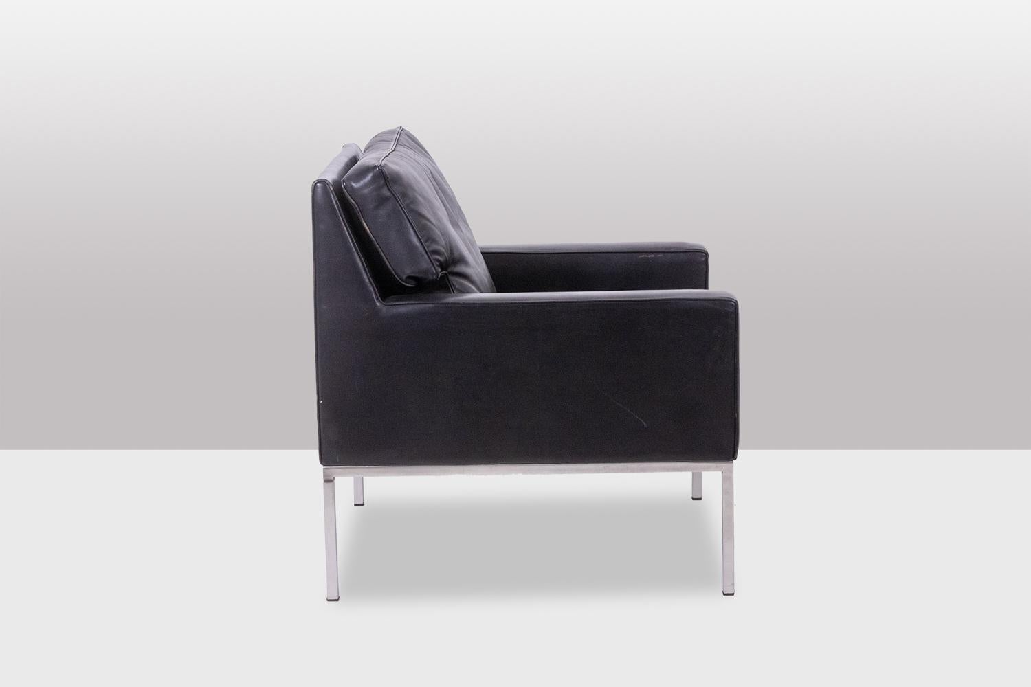 Pair of armchairs in black leather and chrome metal. 1970s. In Excellent Condition For Sale In Saint-Ouen, FR