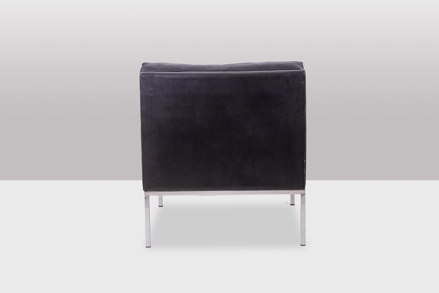 20th Century Pair of armchairs in black leather and chrome metal. 1970s. For Sale