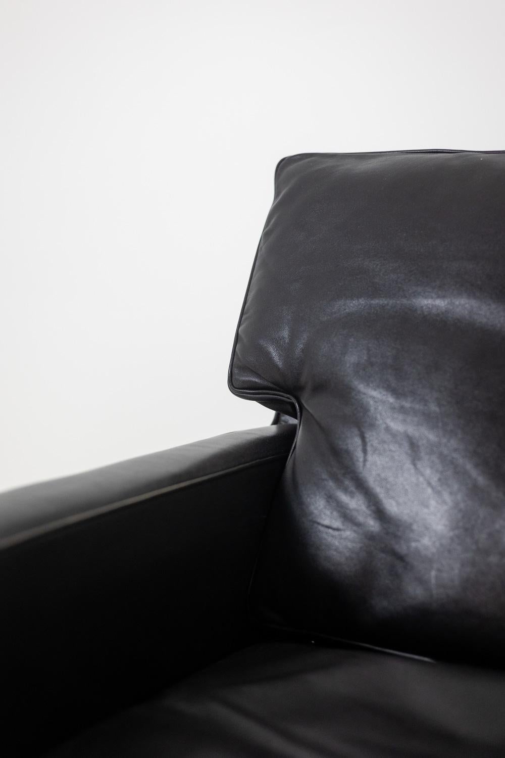 Pair of armchairs in black leather and chrome metal. 1970s. For Sale 1