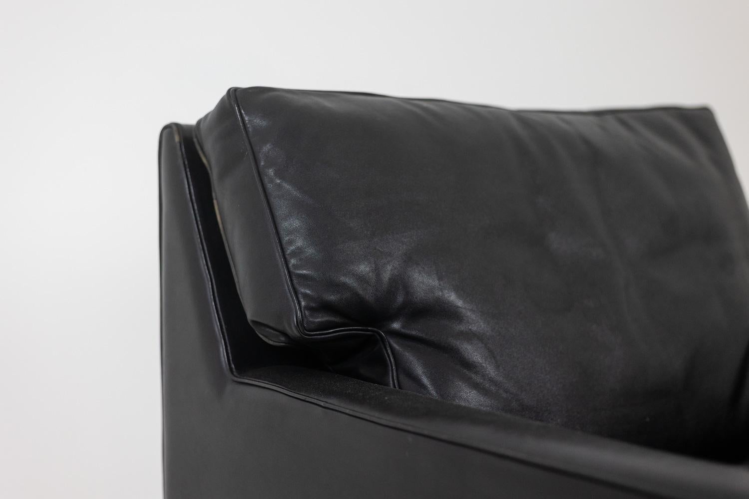 Pair of armchairs in black leather and chrome metal. 1970s. For Sale 2