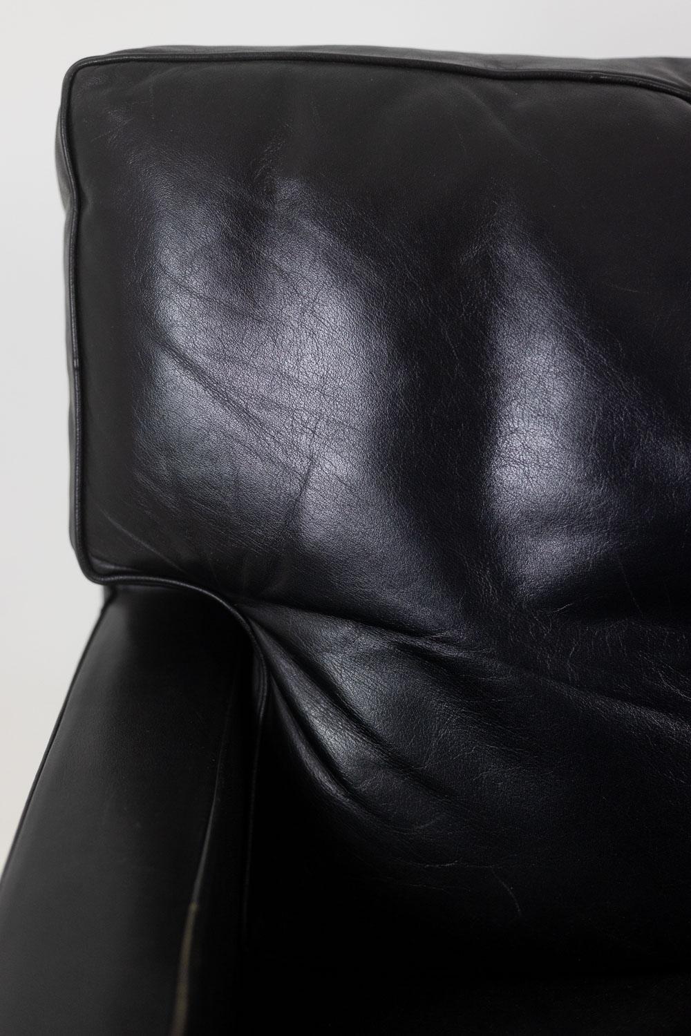 Pair of armchairs in black leather and chrome metal. 1970s. For Sale 3
