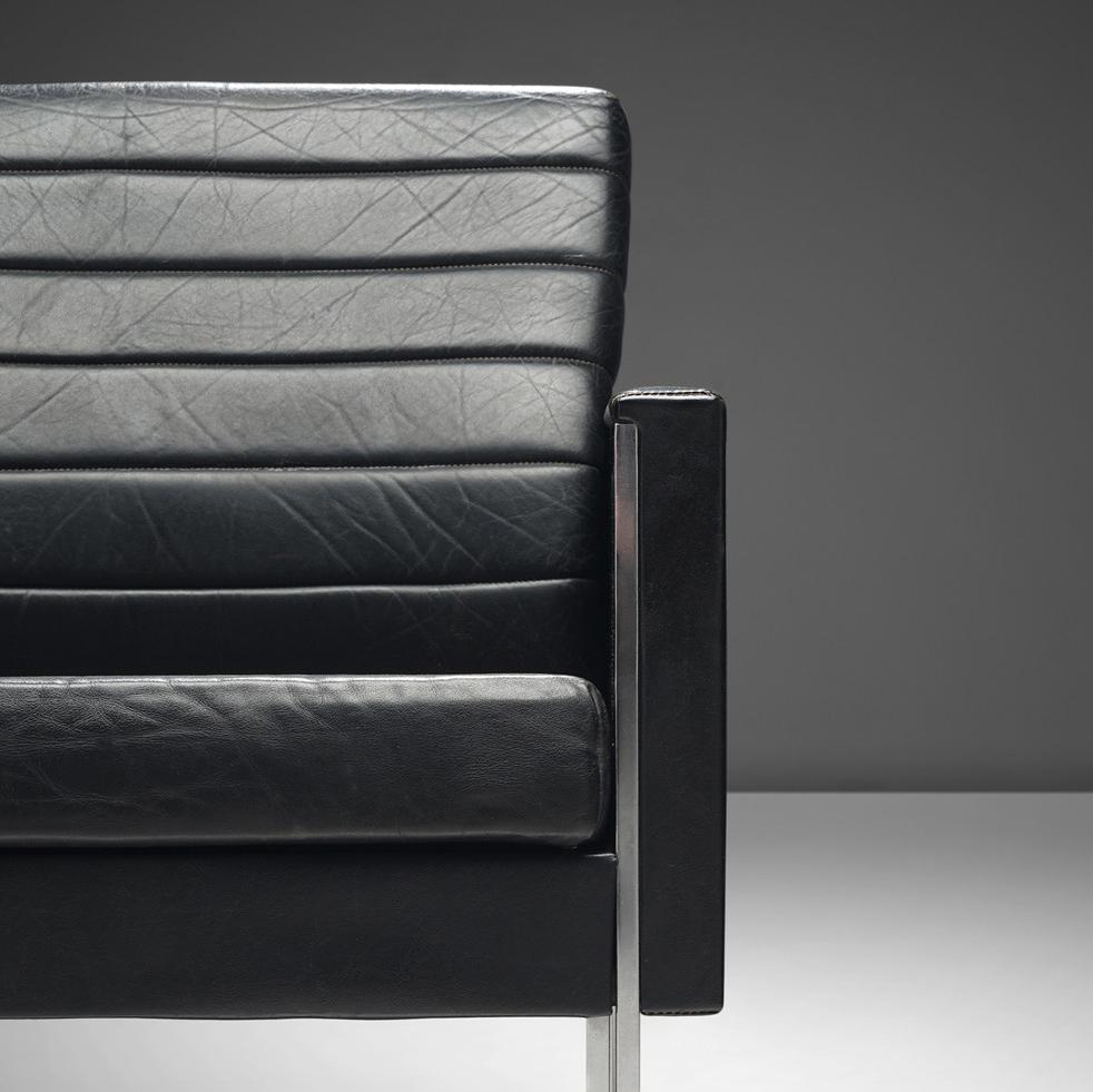 Paire de fauteuils danois en cuir noir et acier en vente 2