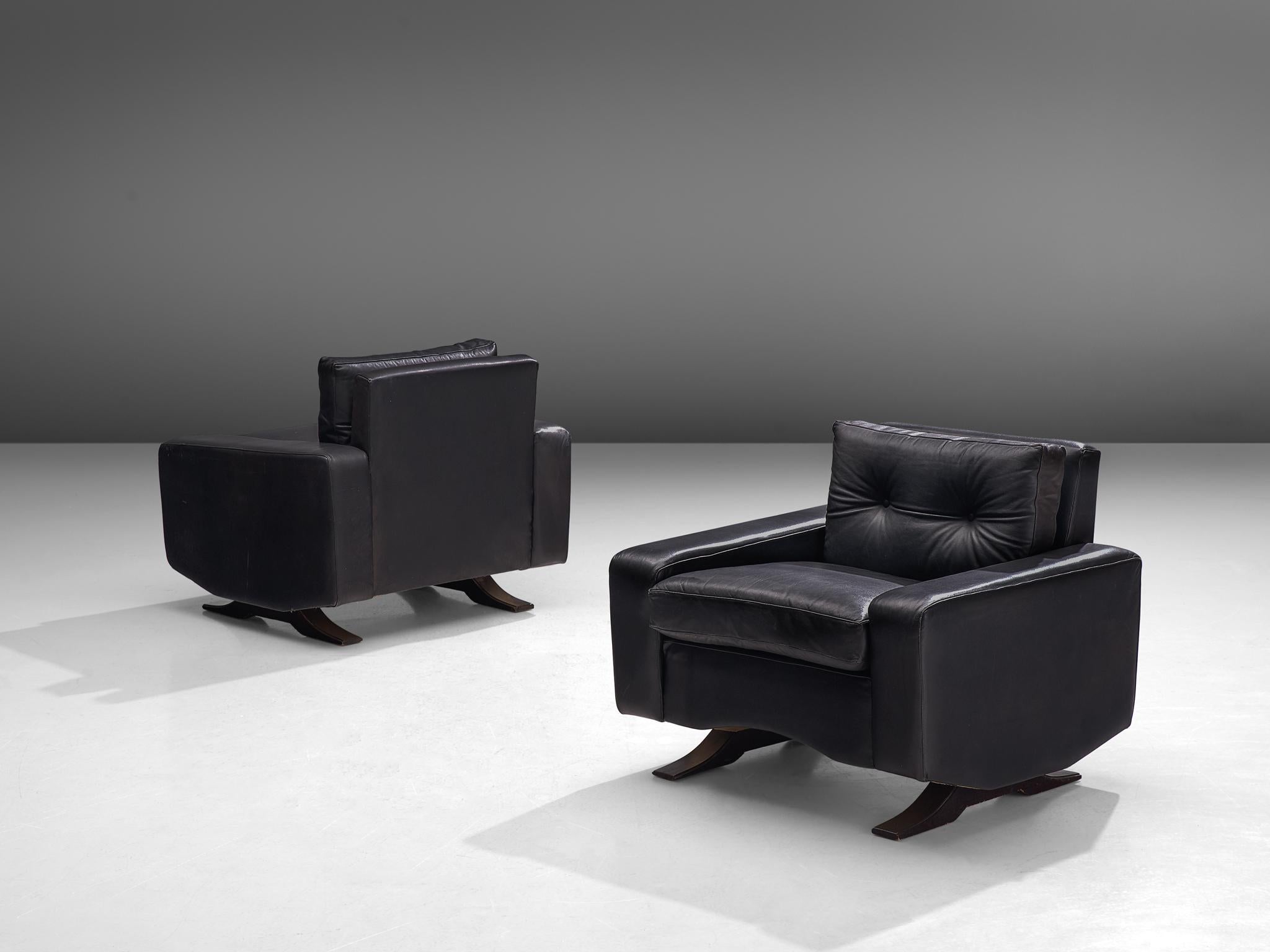 Franz Sartori for Flexform, pair of lounge chairs, leather and beech, Italy, 1960s

Sturdy pair of lounge chairs in black leather by the Italian sculptor Franz Sartori. These chairs feature a modern design due to the straight lines. The waved