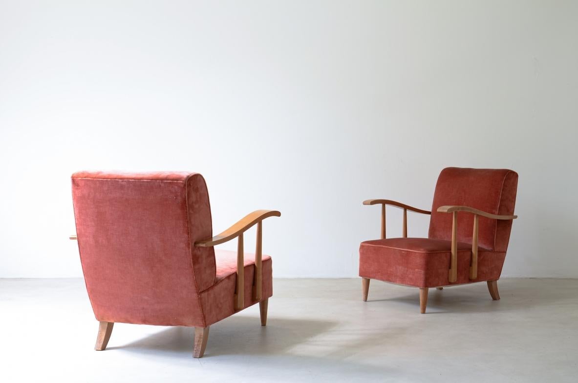 Mid-Century moderno Coppia di poltrone in legno biondo e tessuto imbottito. in vendita
