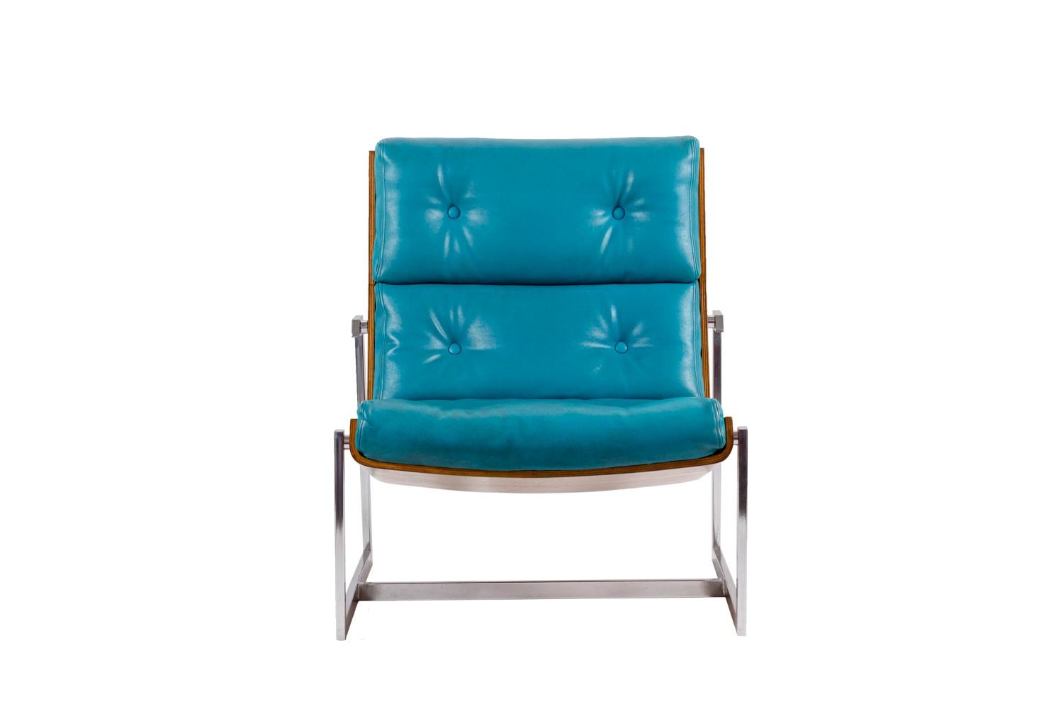 Pair of armchairs in blue leather with a plywood hull standing on two legs in chromed metal linked with each other by a stretcher. Quilted seat and back covered by a blue sky leather.

Work realized in the 1970s.

 
