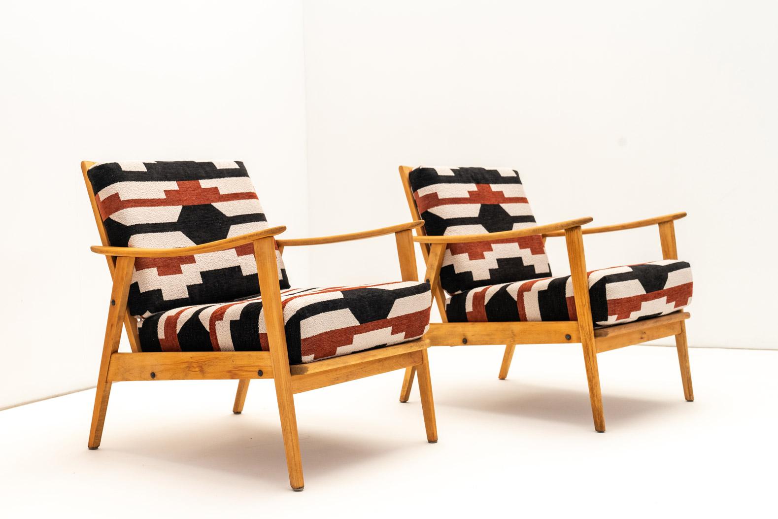 Scandinavo moderno Coppia di poltrone con tappezzeria geometrica in grassetto in vendita