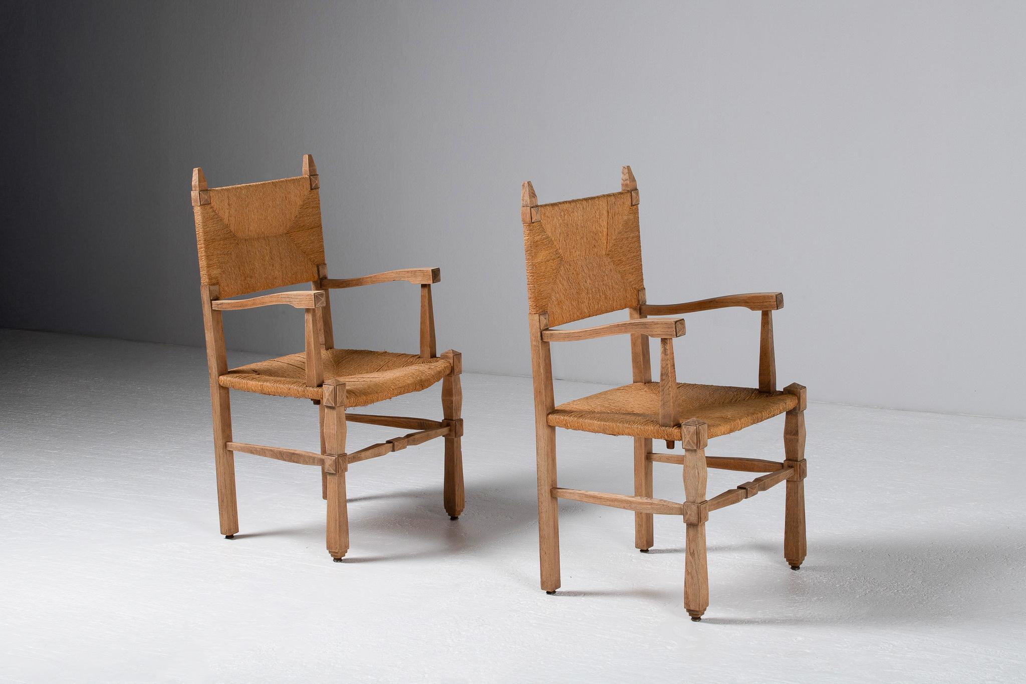 Pair of Armchairs in Carved Oak and Rush, France, 1950s In Good Condition For Sale In Kaštel Sućurac, Splitsko-dalmatinska županija