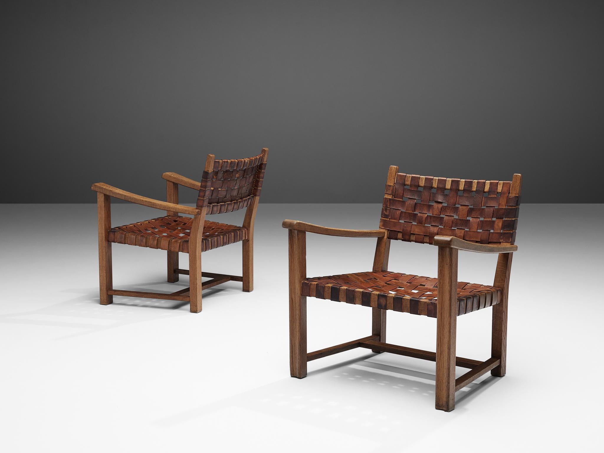 Paire de fauteuils, cuir cognac, chêne massif, Europe, années 1960

Paire de magnifiques fauteuils en chêne massif. Ces fauteuils ont un aspect rustique grâce à leur cadre en chêne robuste. Les accoudoirs sont légèrement incurvés avec des bords