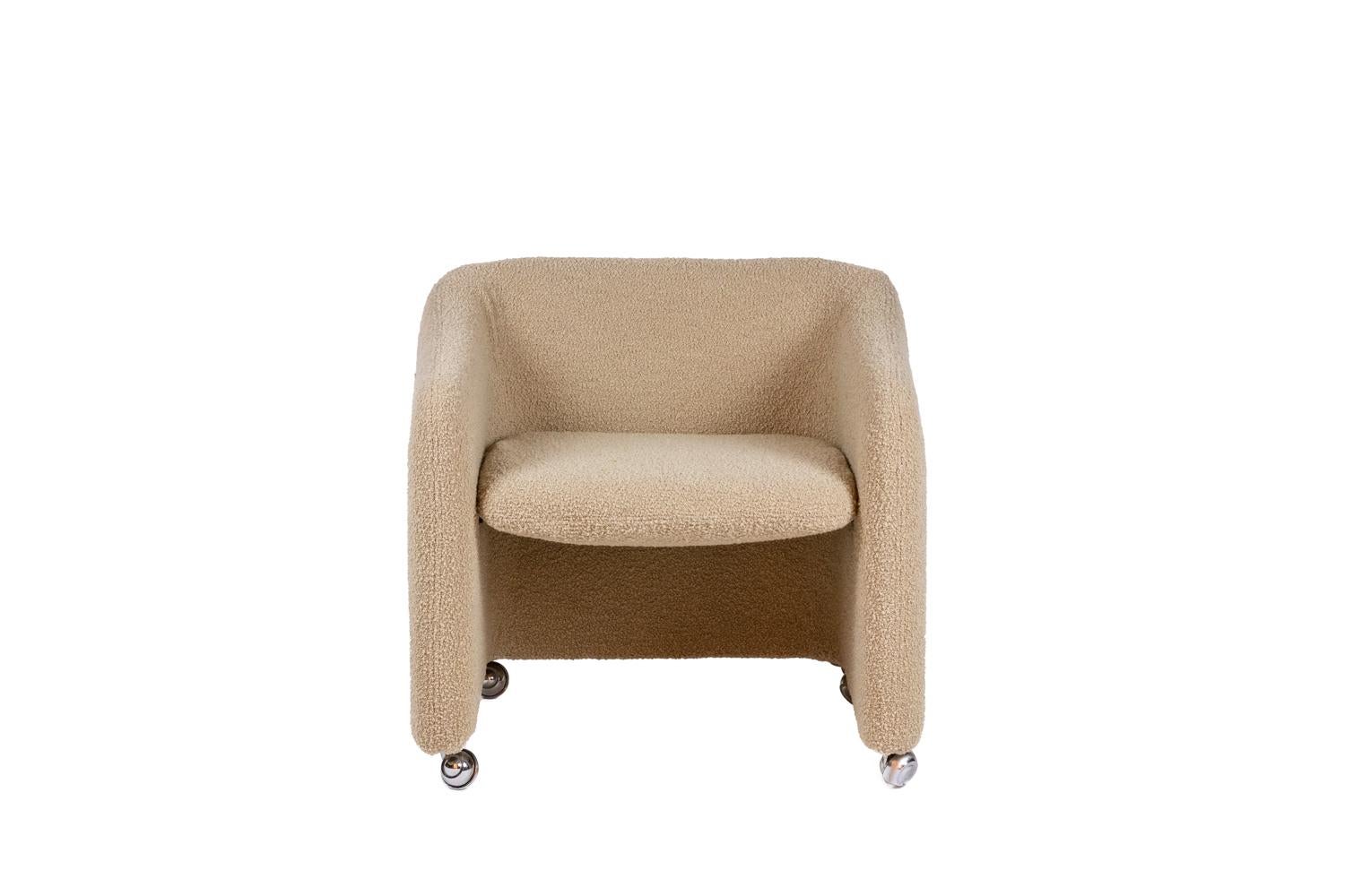 Pair of armchairs in curly imitating sheepskin, beige in color and square in shape. Two padding on the back of the file. Armrests standing on four circular stainless steel roller feet.

Work realized in the 1970s.