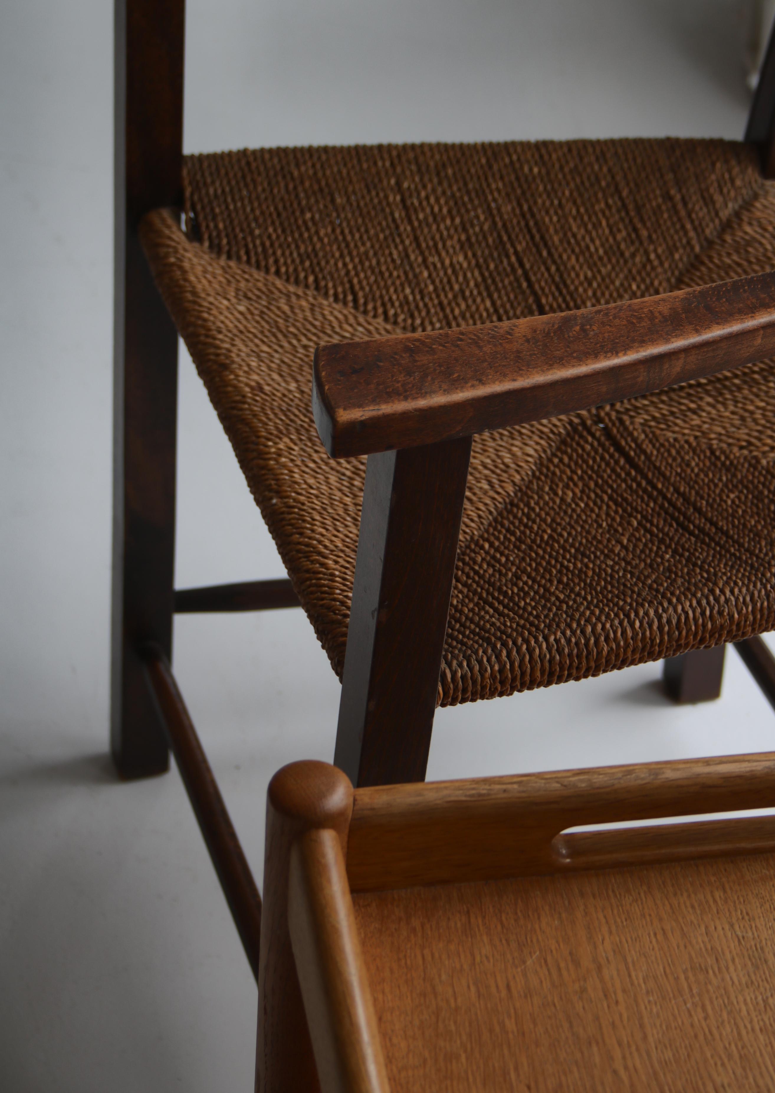Jonc de mer Paire de fauteuils d'ébéniste danois en pin teinté foncé et jonc de mer, années 1940 en vente