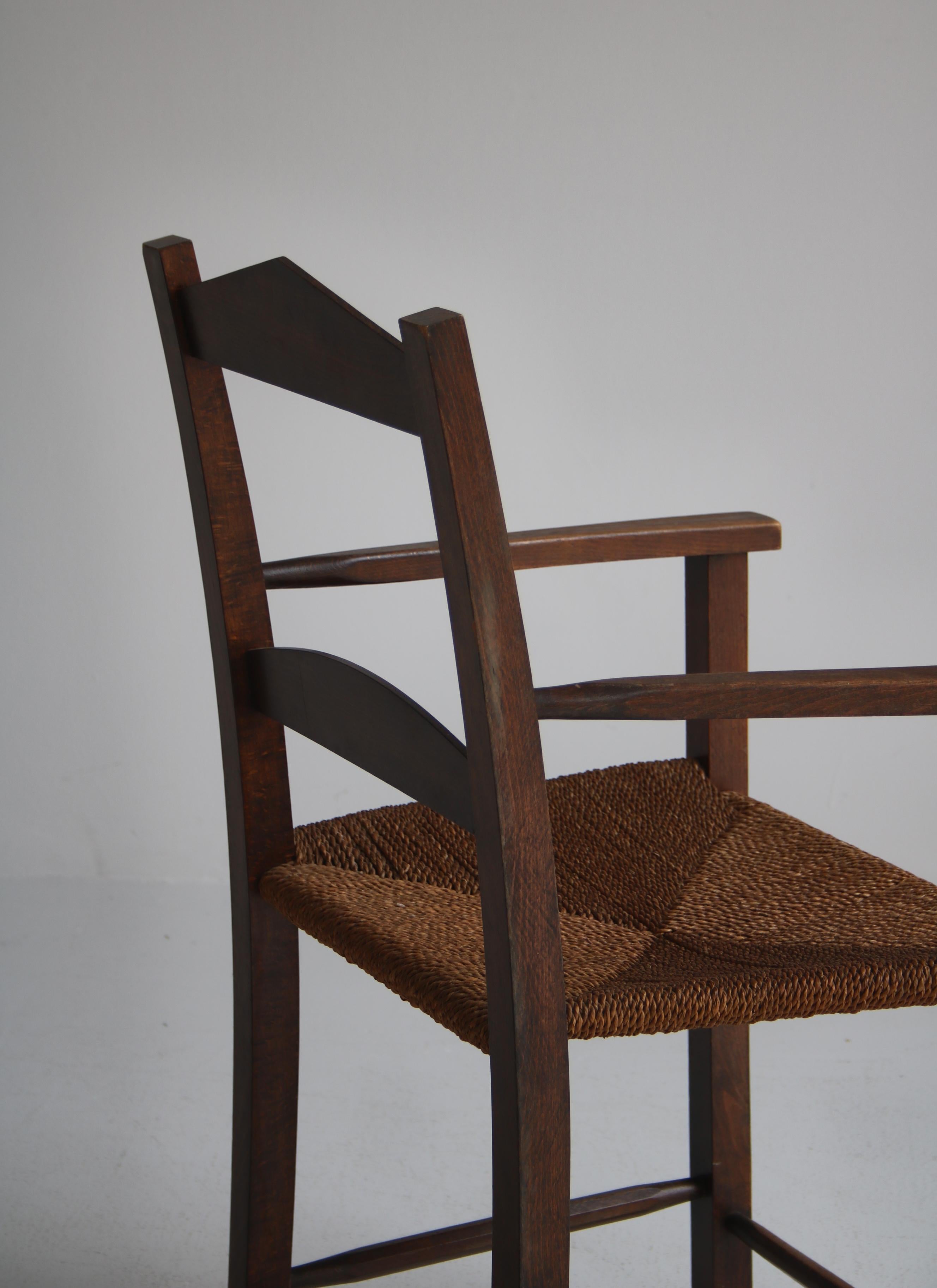 Paire de fauteuils d'ébéniste danois en pin teinté foncé et jonc de mer, années 1940 en vente 1