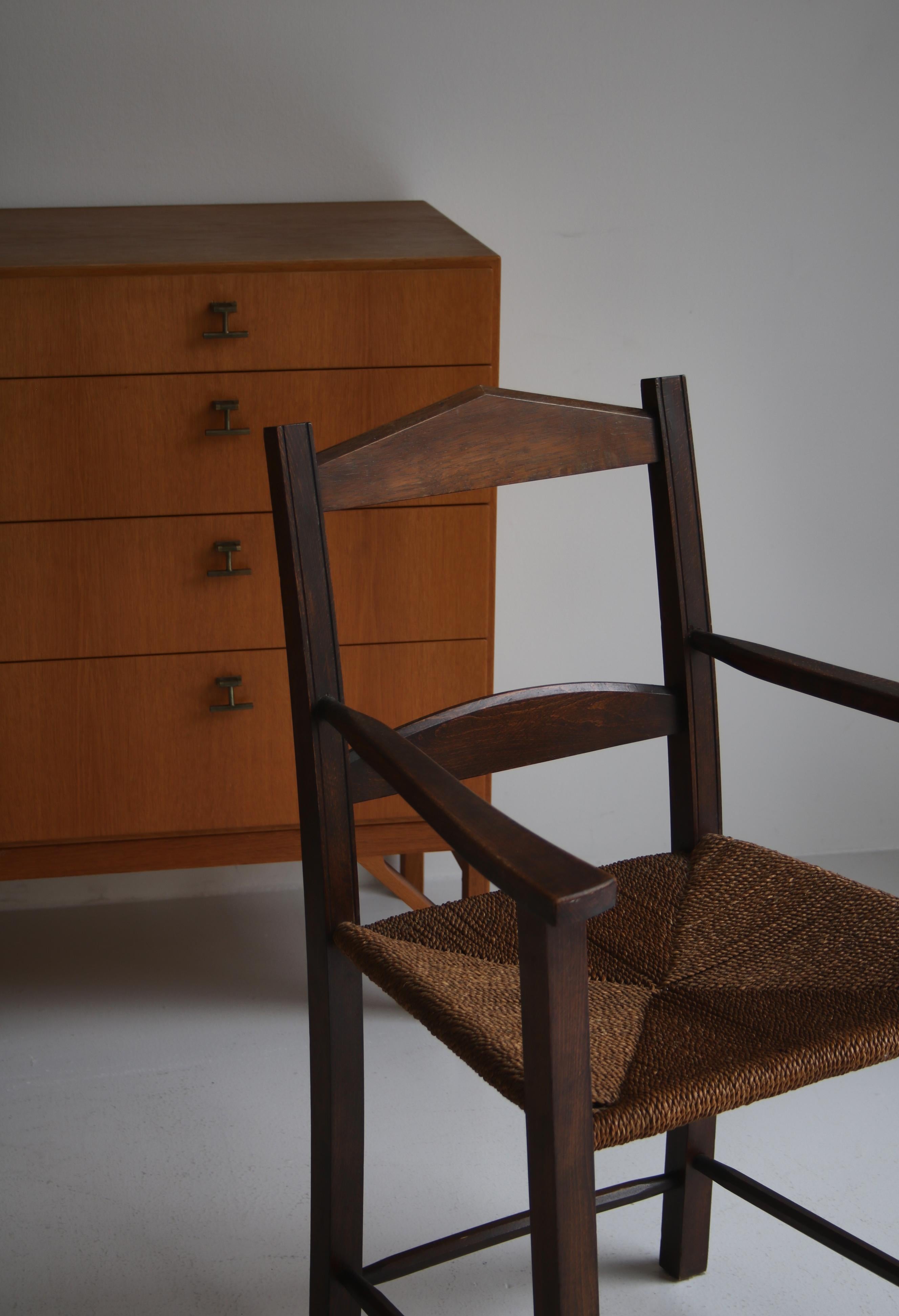 Paire de fauteuils d'ébéniste danois en pin teinté foncé et jonc de mer, années 1940 en vente 5