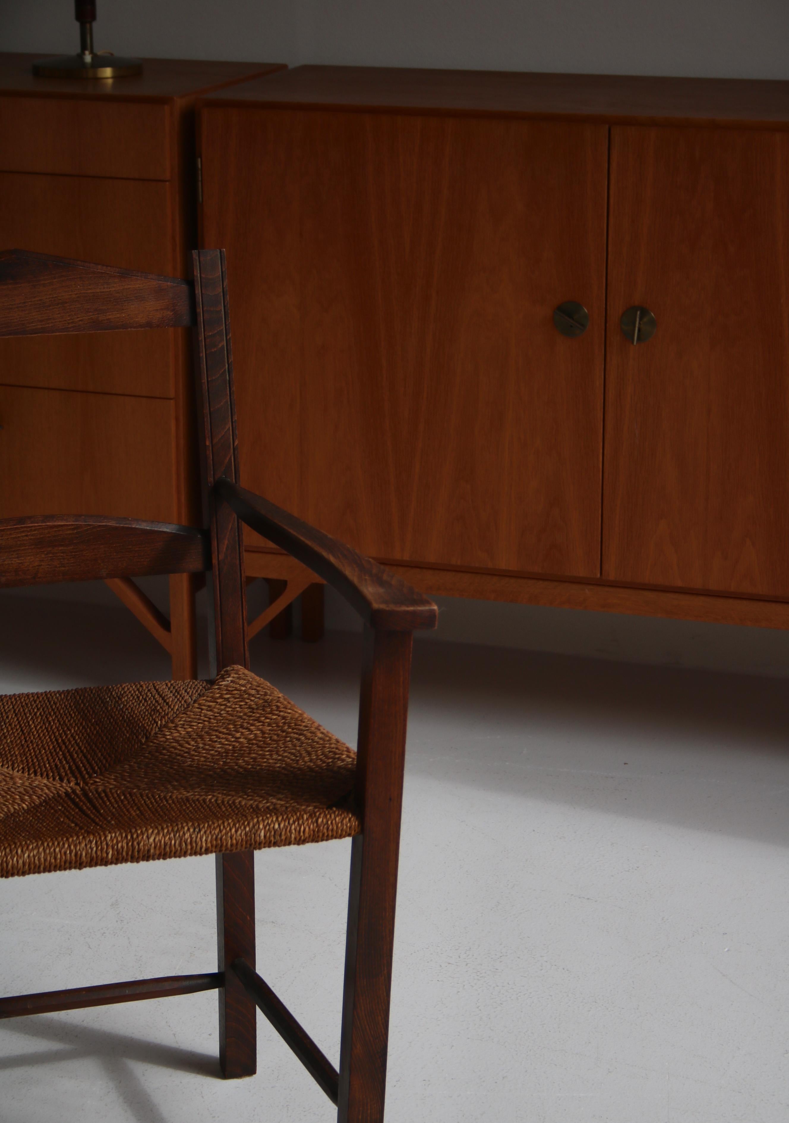 Paire de fauteuils d'ébéniste danois en pin teinté foncé et jonc de mer, années 1940 en vente 6