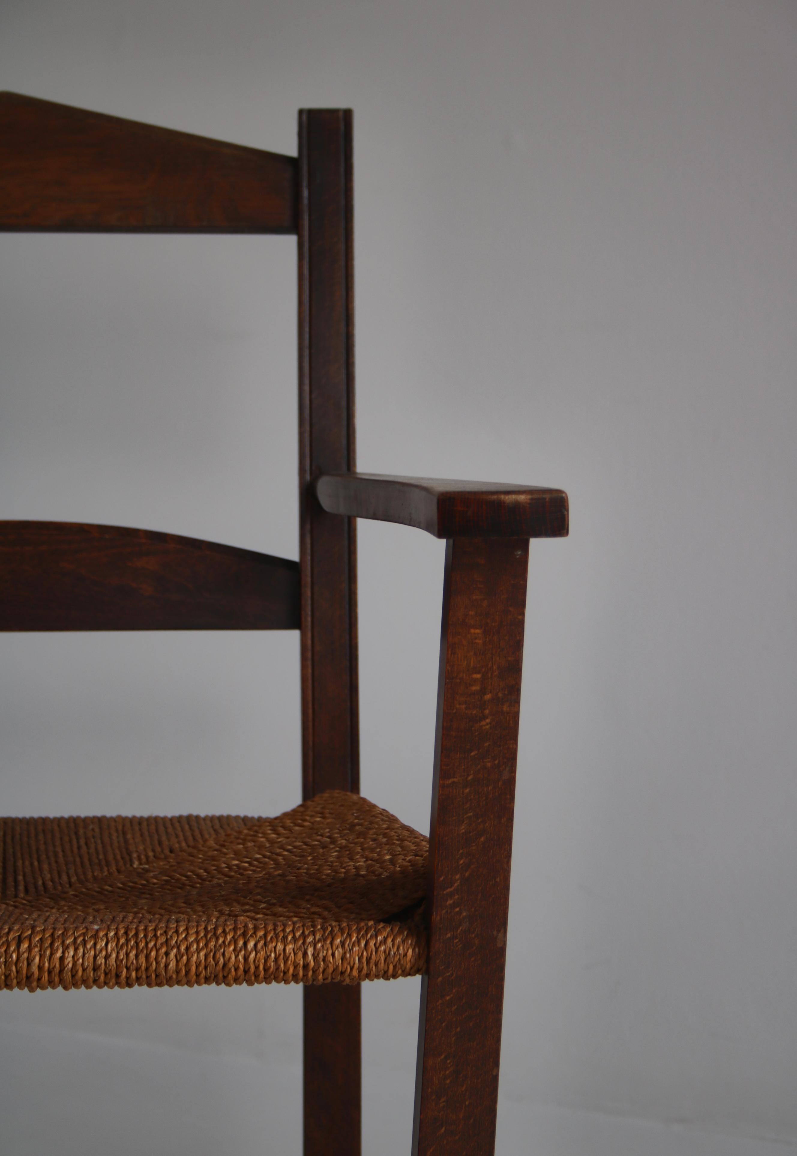 Scandinave moderne Paire de fauteuils d'ébéniste danois en pin teinté foncé et jonc de mer, années 1940 en vente