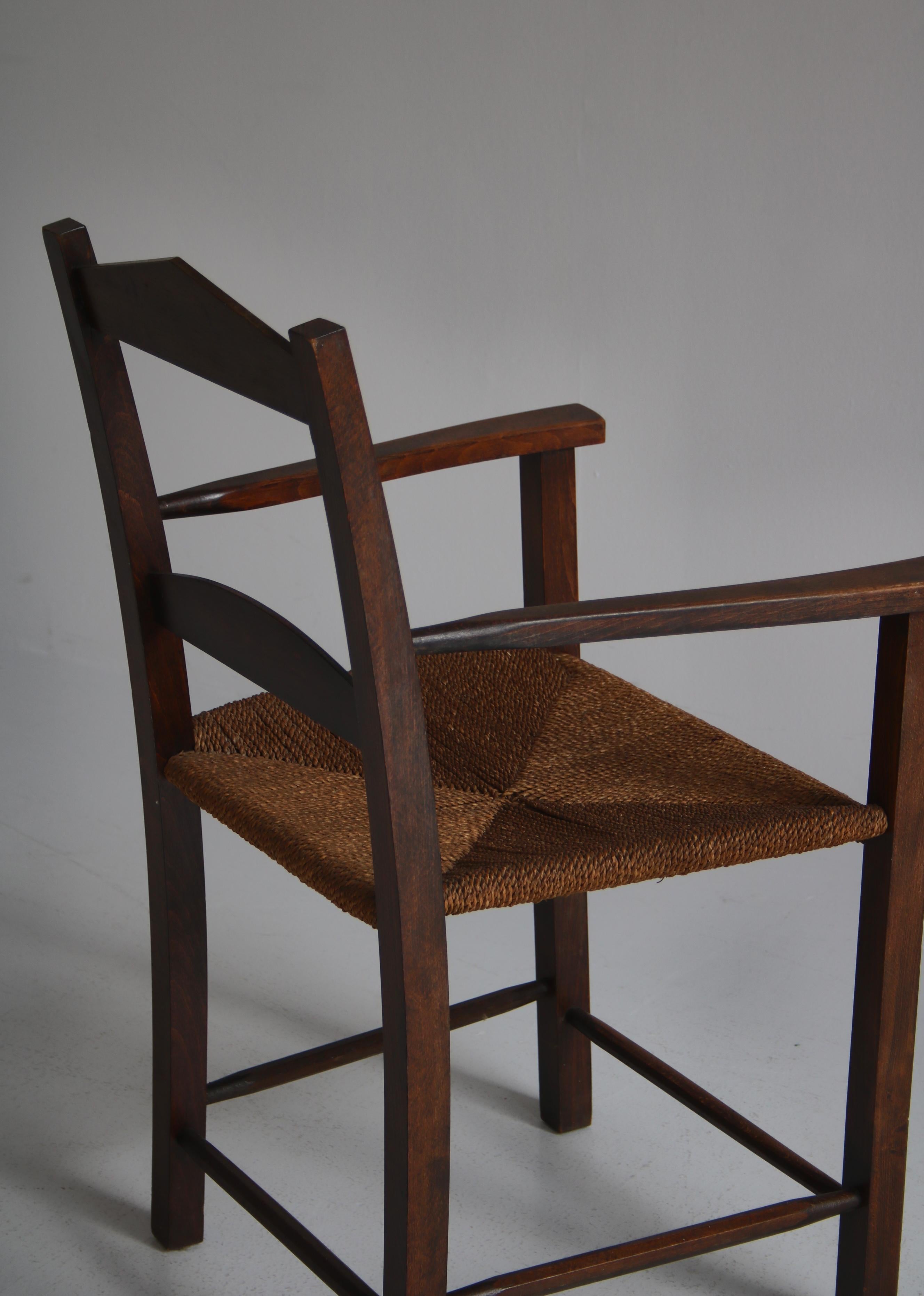 Danois Paire de fauteuils d'ébéniste danois en pin teinté foncé et jonc de mer, années 1940 en vente