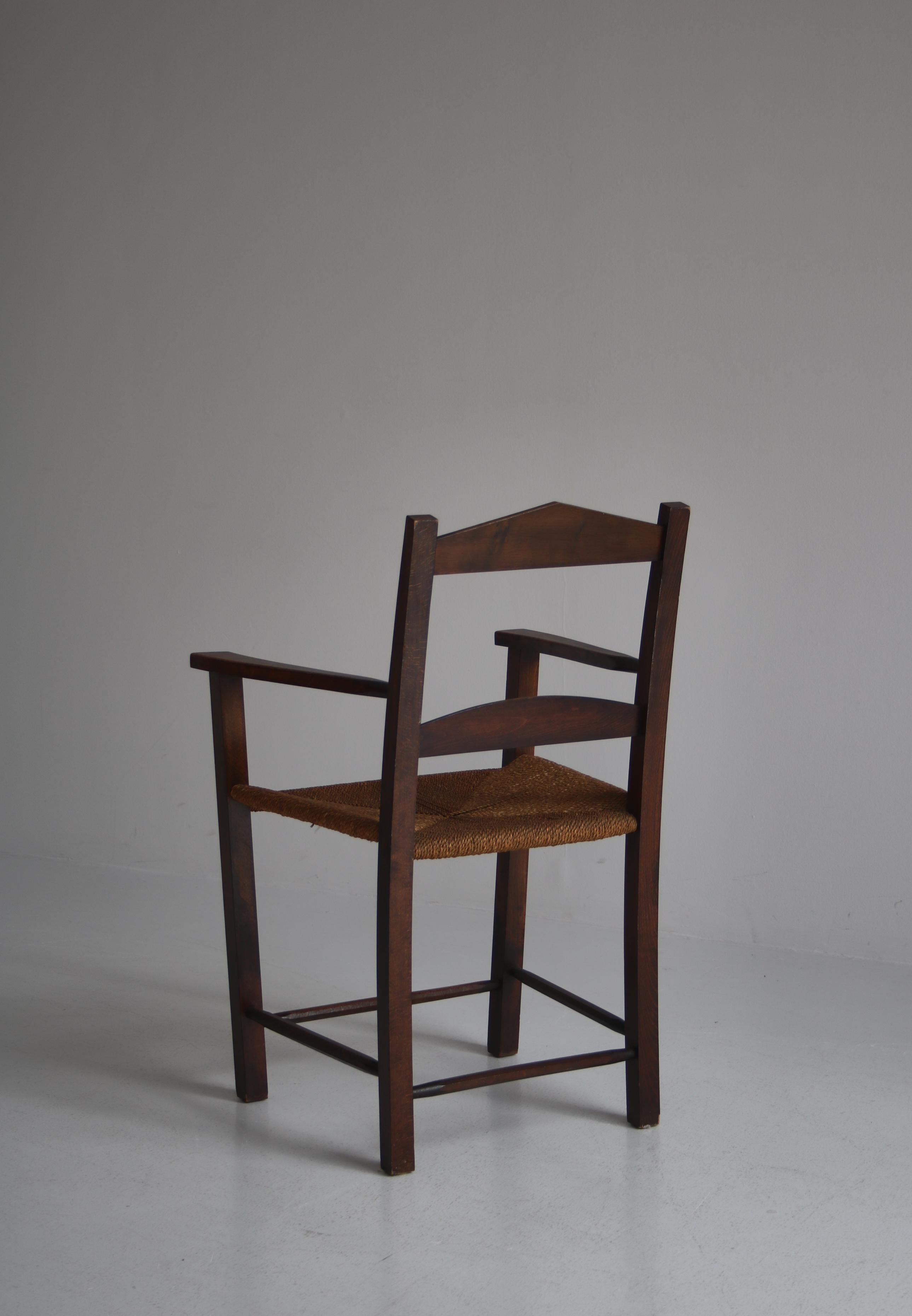Paire de fauteuils d'ébéniste danois en pin teinté foncé et jonc de mer, années 1940 en vente 1
