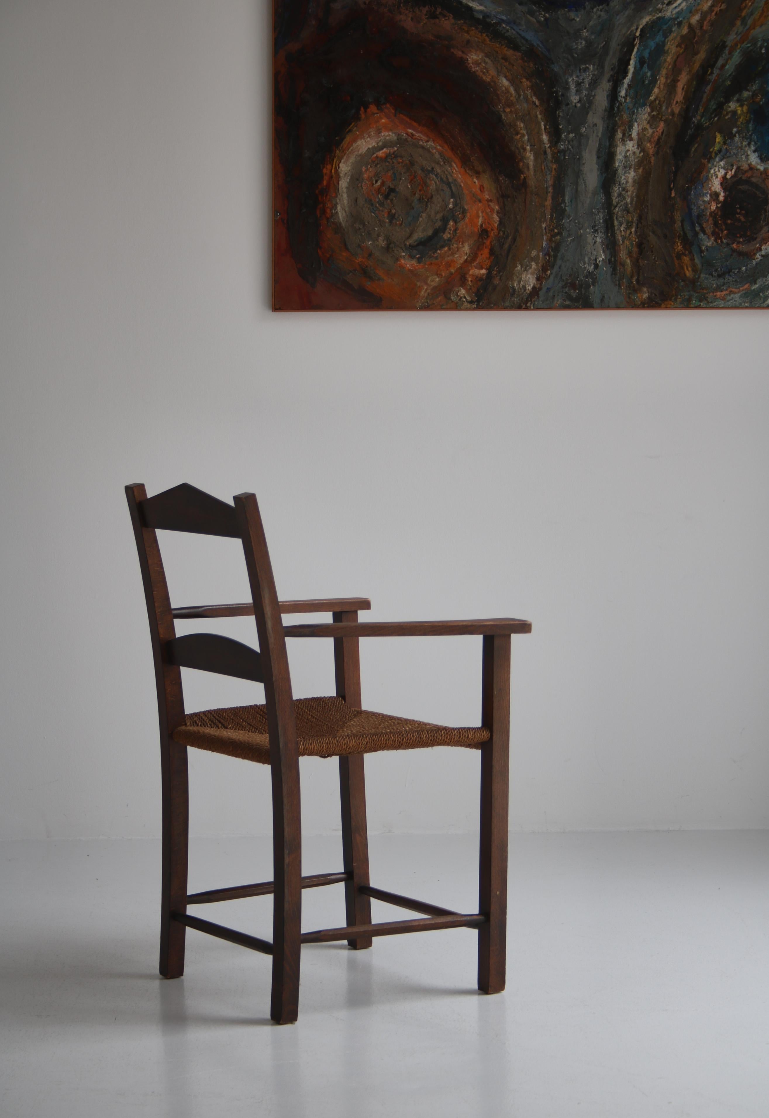 Paire de fauteuils d'ébéniste danois en pin teinté foncé et jonc de mer, années 1940 en vente 2