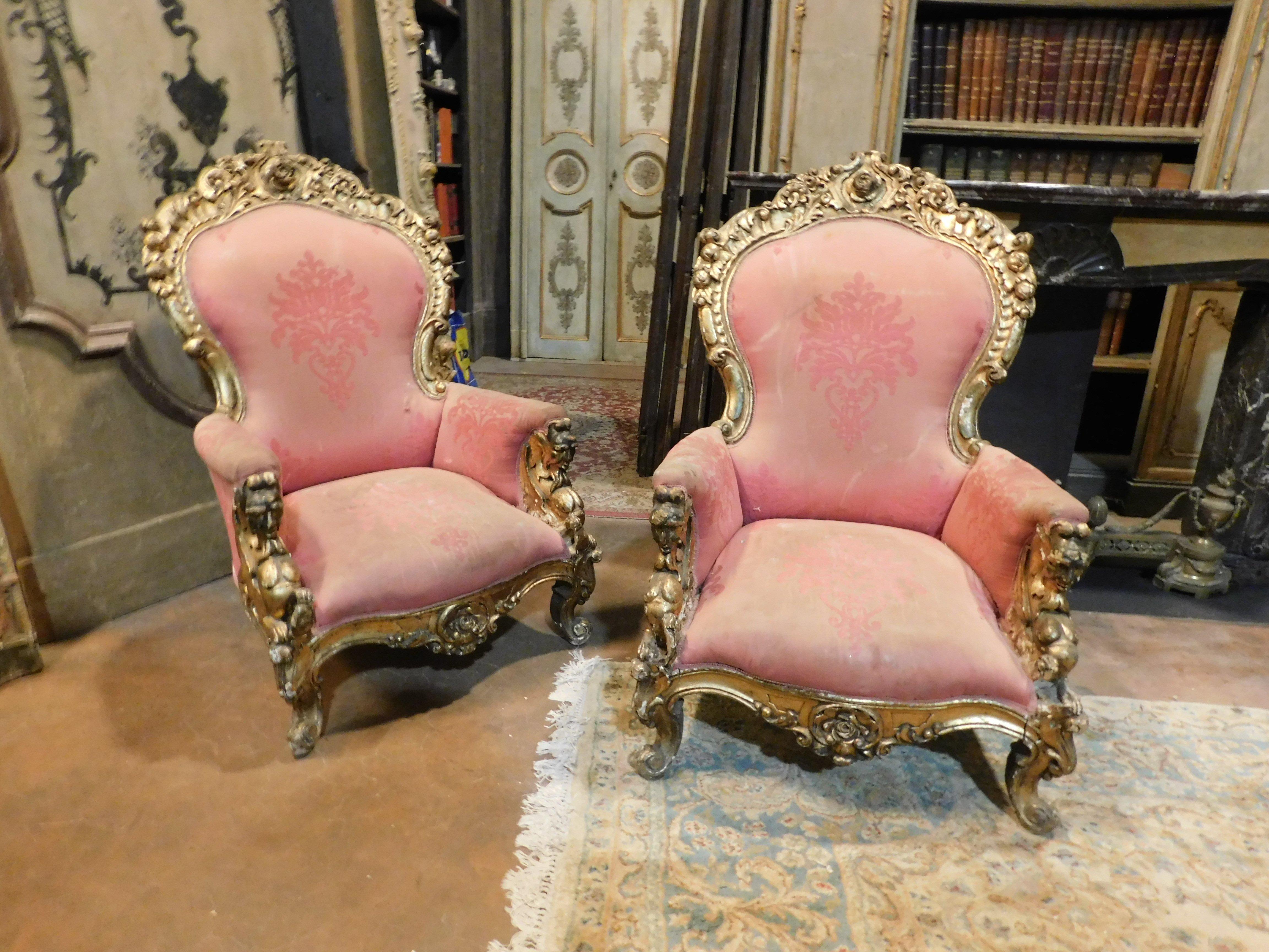 Pareja de sillones de madera dorada y ricamente tallada, tela roja, Italia Italiano en venta