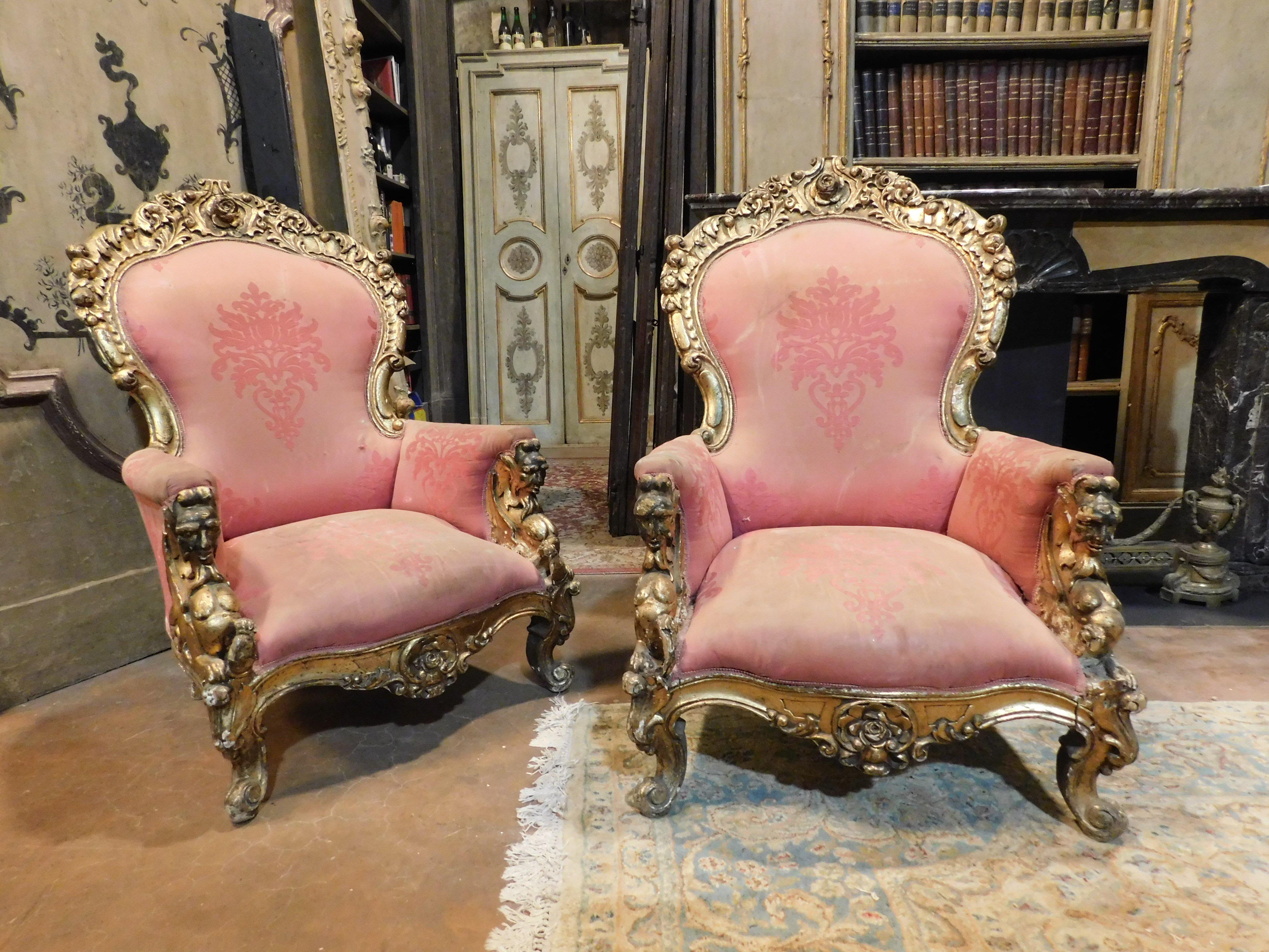 Pareja de sillones de madera dorada y ricamente tallada, tela roja, Italia en Bueno estado para la venta en Cuneo, Italy (CN)