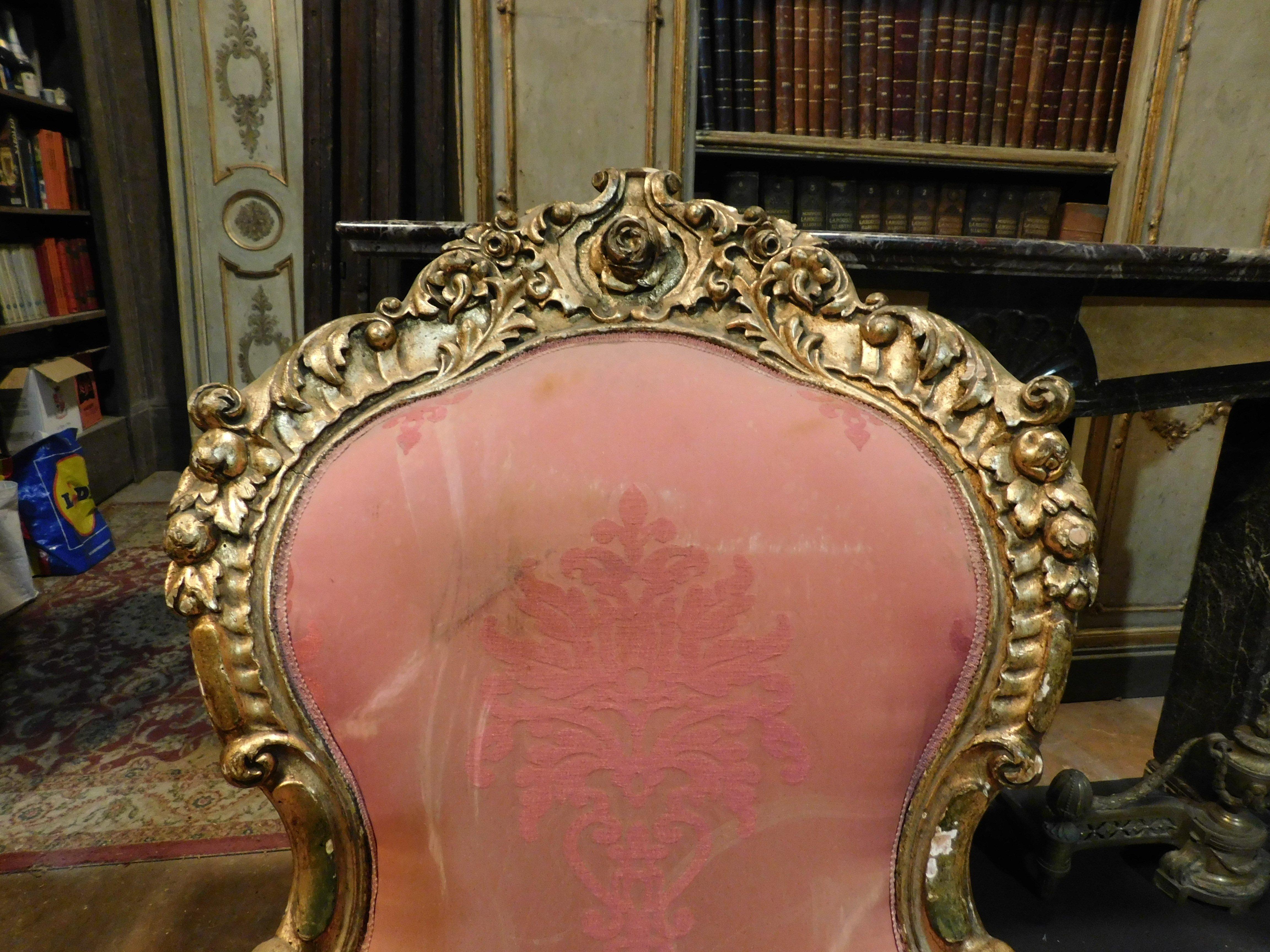 Pareja de sillones de madera dorada y ricamente tallada, tela roja, Italia siglo XIX en venta
